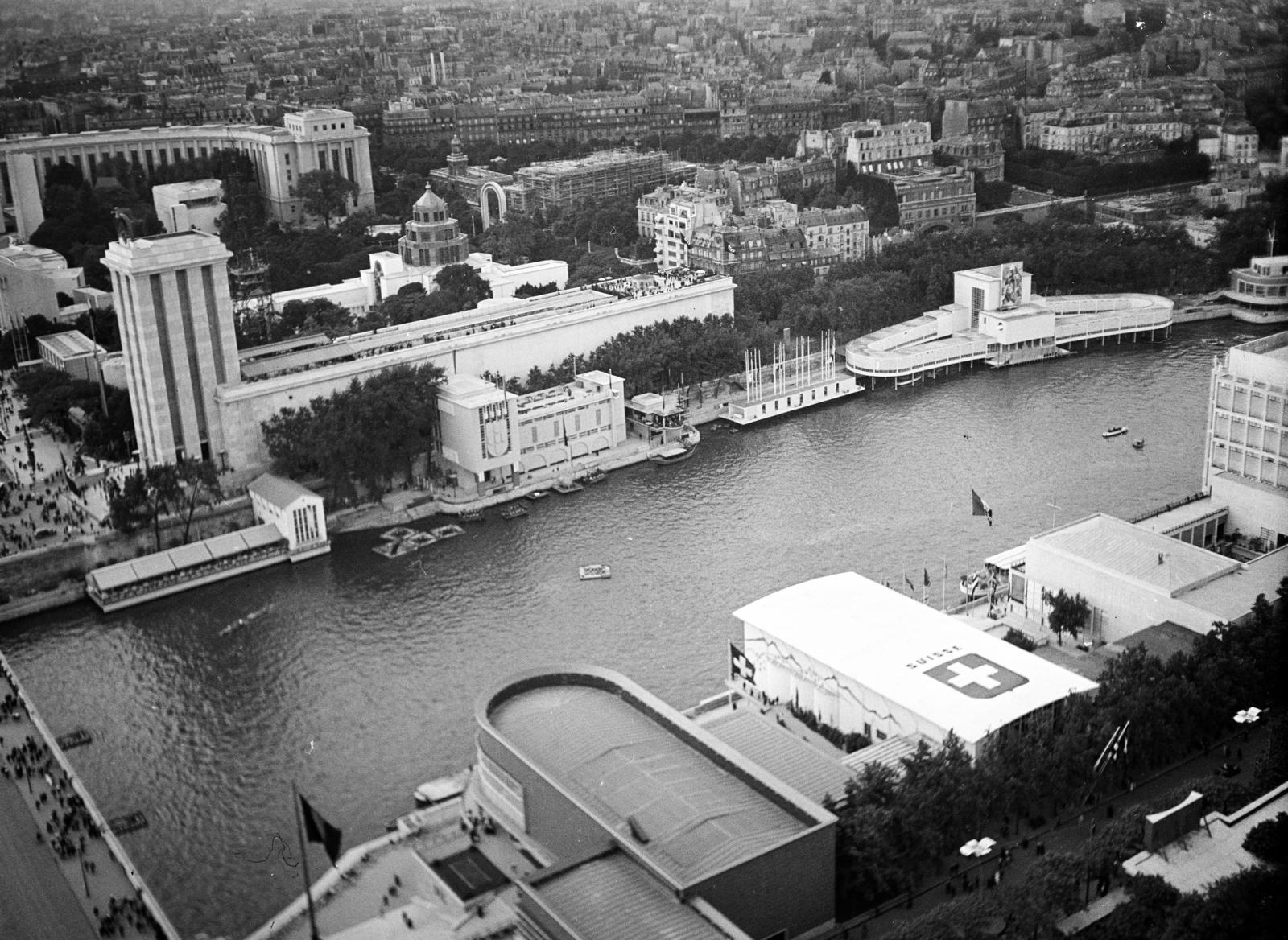 Franciaország, Párizs, Világkiállítás 1937., kilátás az Eiffel-toronyból a Szajnára és a folyó mentén felépített nemzeti pavilonokra. A túlsó oldalon a legnagyobb épület a német pavilon., 1937, Gara Andor, madártávlat, Fortepan #285318