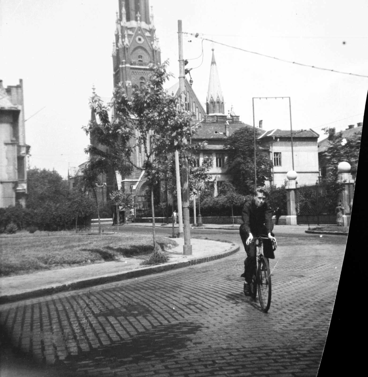 Magyarország, Budapest XIV., Cházár András utca, háttérben a Rózsafüzér Királynéja-templom a Thököly úton., 1958, Fortepan, templom, Budapest, dominikánus rend, kerékpár, Fortepan #28532