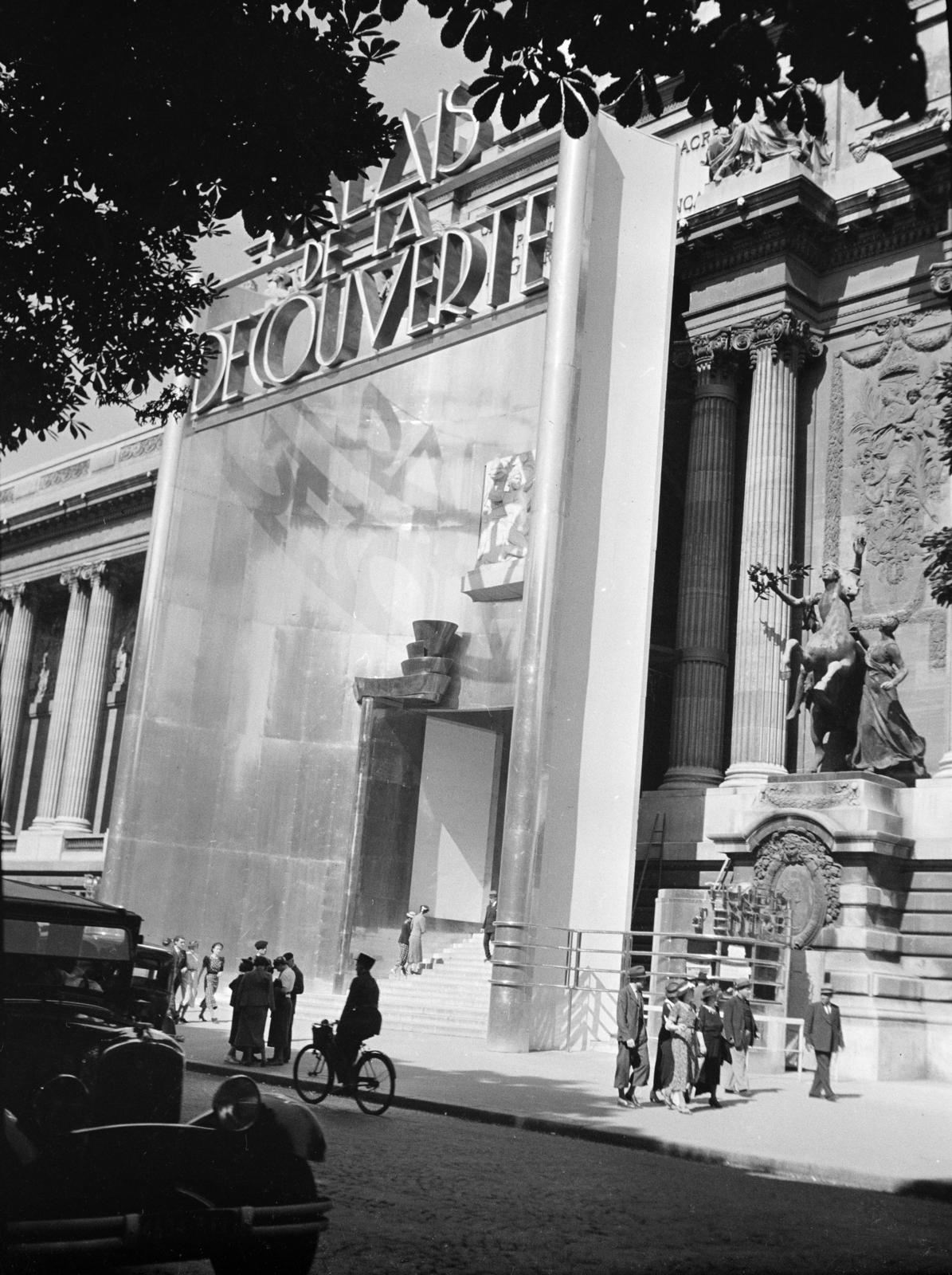 Franciaország, Párizs, Világkiállítás 1937., Grand Palais, a Palais de la découverte (Felfedezések palotája) tudományos ismeretterjesztő múzem az épület nyugat szárnyában., 1937, Gara Andor, kerékpár, szobor, Fortepan #285323