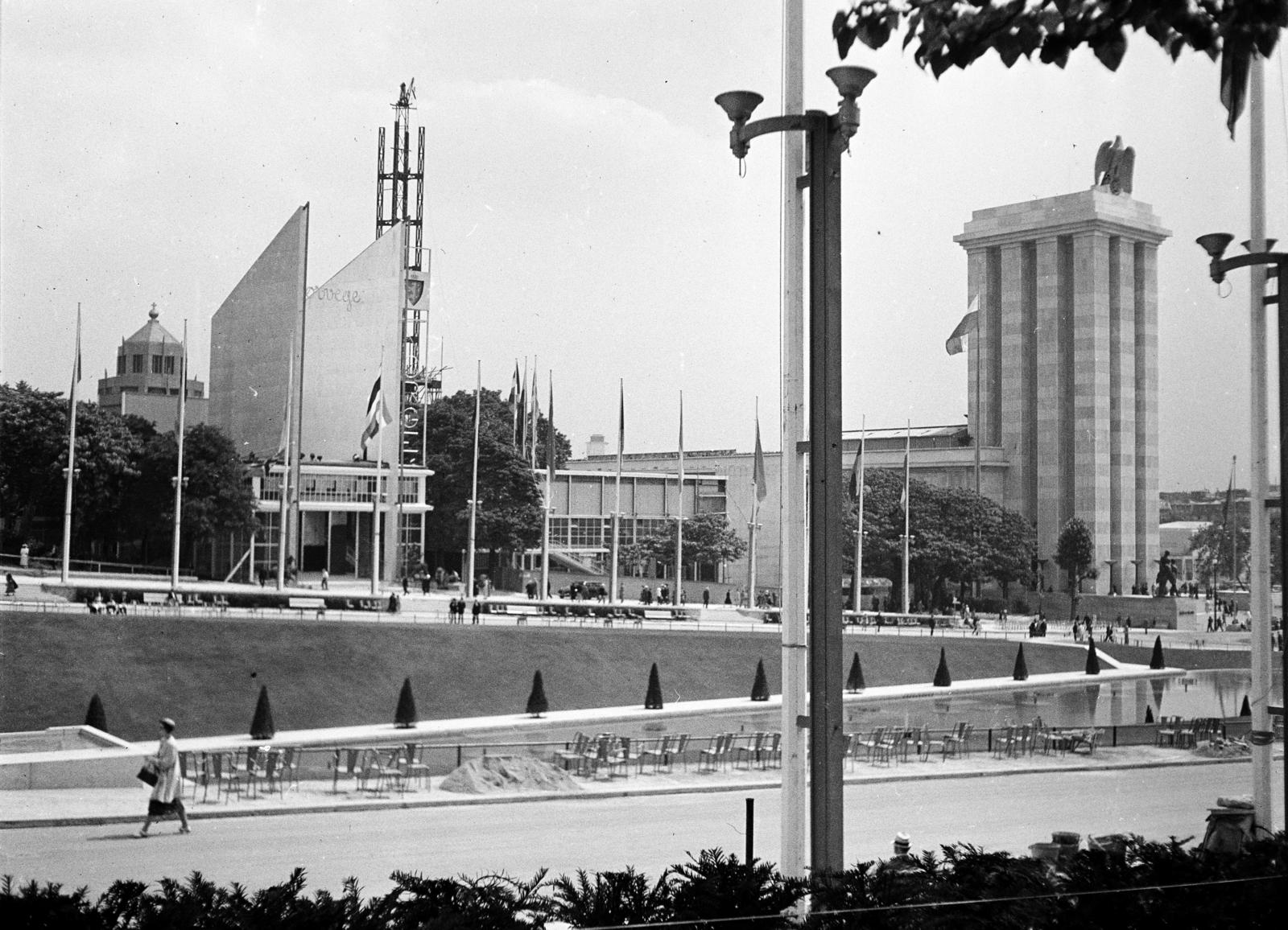 Franciaország, Párizs, Világkiállítás 1937., Trocadéro-kert. Középtől kicsit balra a norvég, középen a spanyol, jobbra a német pavilon., 1937, Gara család, modern építészet, medence, látogatók, Fortepan #285325