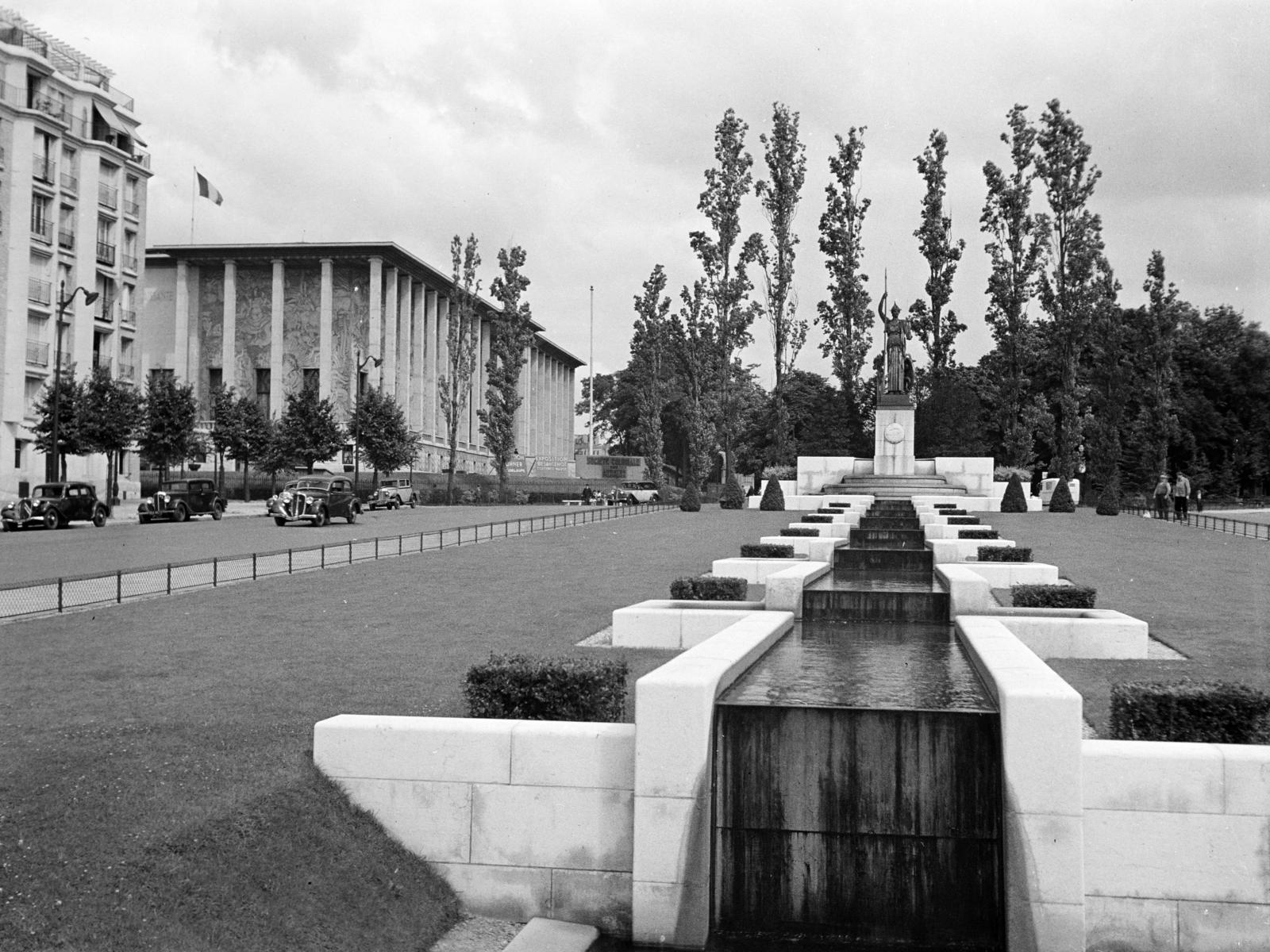 France, Paris, Világkiállítás 1937., Place Edouard Renard. Balra középen a Porte-Dorée palota. Jobbra a Fontaine de la Porte-Dorée, Léon-Ernest Drivier Athéné szobra és Louis Madeline által készített nagy vízesés., 1937, Gara Andor, Fortepan #285327