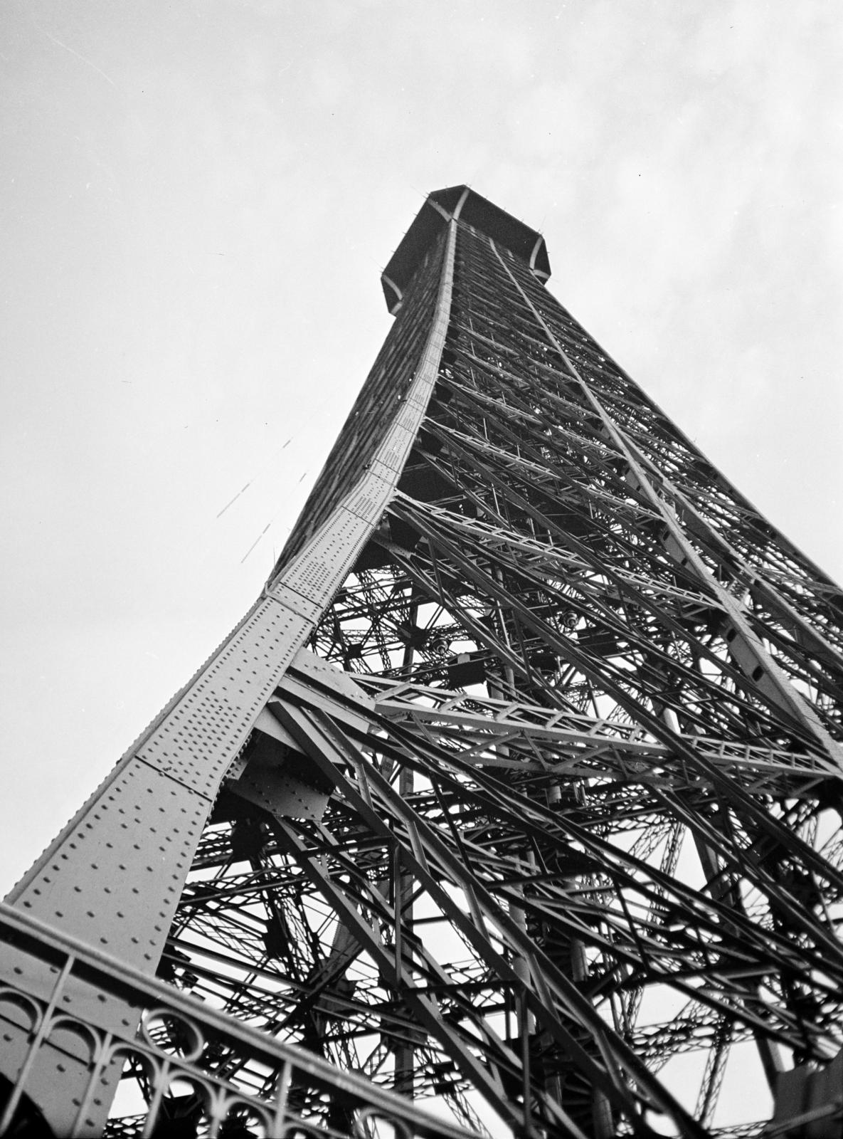 Franciaország, Párizs, Világkiállítás 1937., Eiffel-torony., 1937, Gara család, vasszerkezet, alulnézet, Fortepan #285328