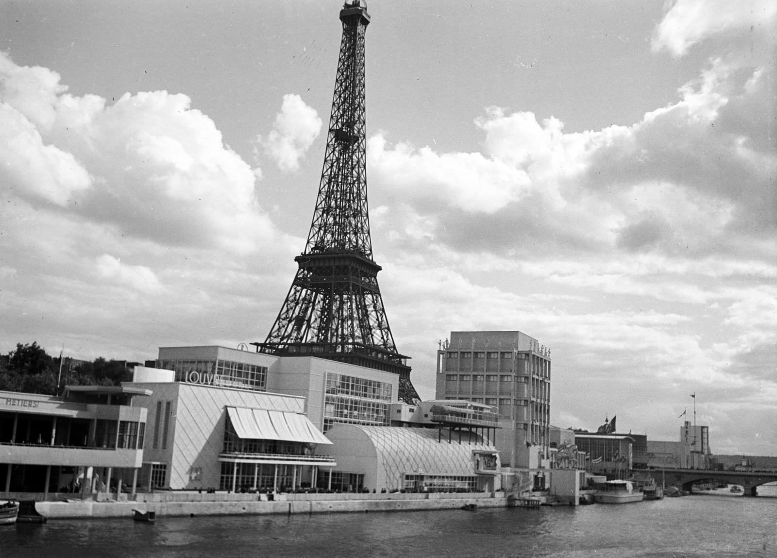 France, Paris, Világkiállítás 1937., előtérben a Szajna partján a Louvre pavilonja, tőle jobbra a divatékszerek pavilonja, attól jobbra Olaszország pavilonja. Háttérben az Eiffel-torony., 1937, Gara Andor, modern architecture, Fortepan #285329