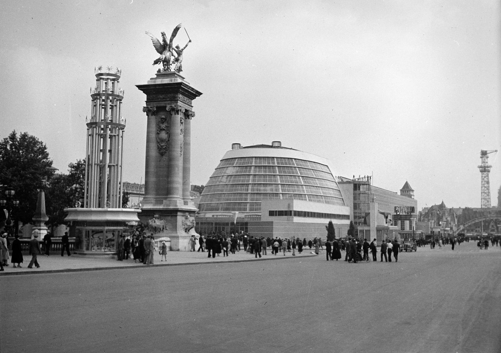 France, Paris, Világkiállítás 1937., előtérben a Pont Alexandre III, távolabb középen a légiközlekedési pavilon., 1937, Gara Andor, modern architecture, pillar, sculpture, Fortepan #285332