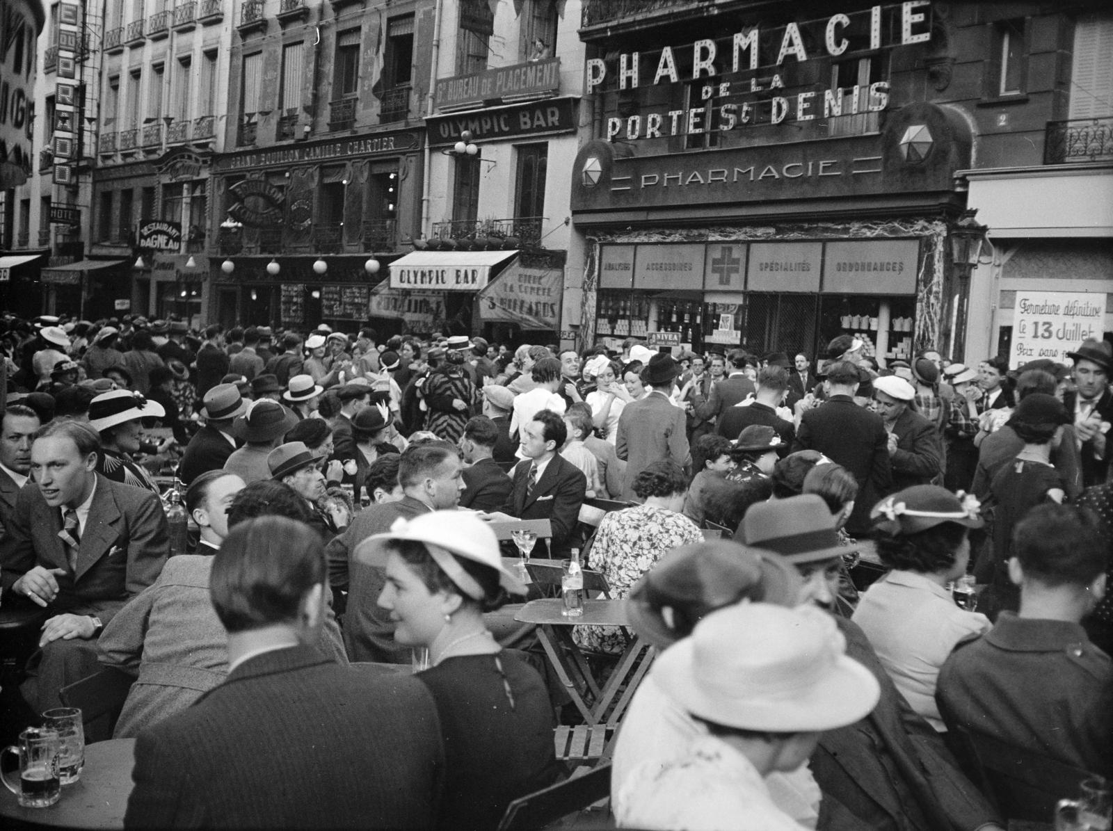 Franciaország, Párizs, Rue de Fauborg St Dennis., 1937, Gara család, Best of, férfiak, kalap, nők, szék, tömeg, gyógyszertár, felirat, asztal, Fortepan #285335