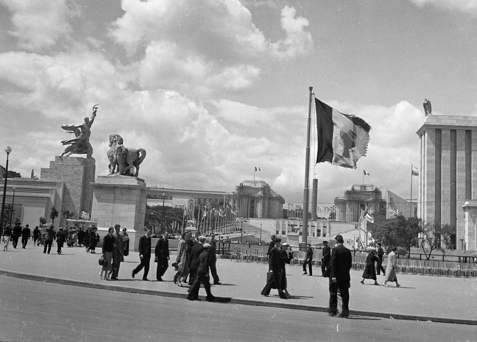 France, Paris, Világkiállítás 1937., Trocadéro-kert. Előtérben balra a szovjet pavilon, jobbra a német pavilon. Háttérben a Chaillot-palota., 1937, Gara Andor, Fortepan #285336