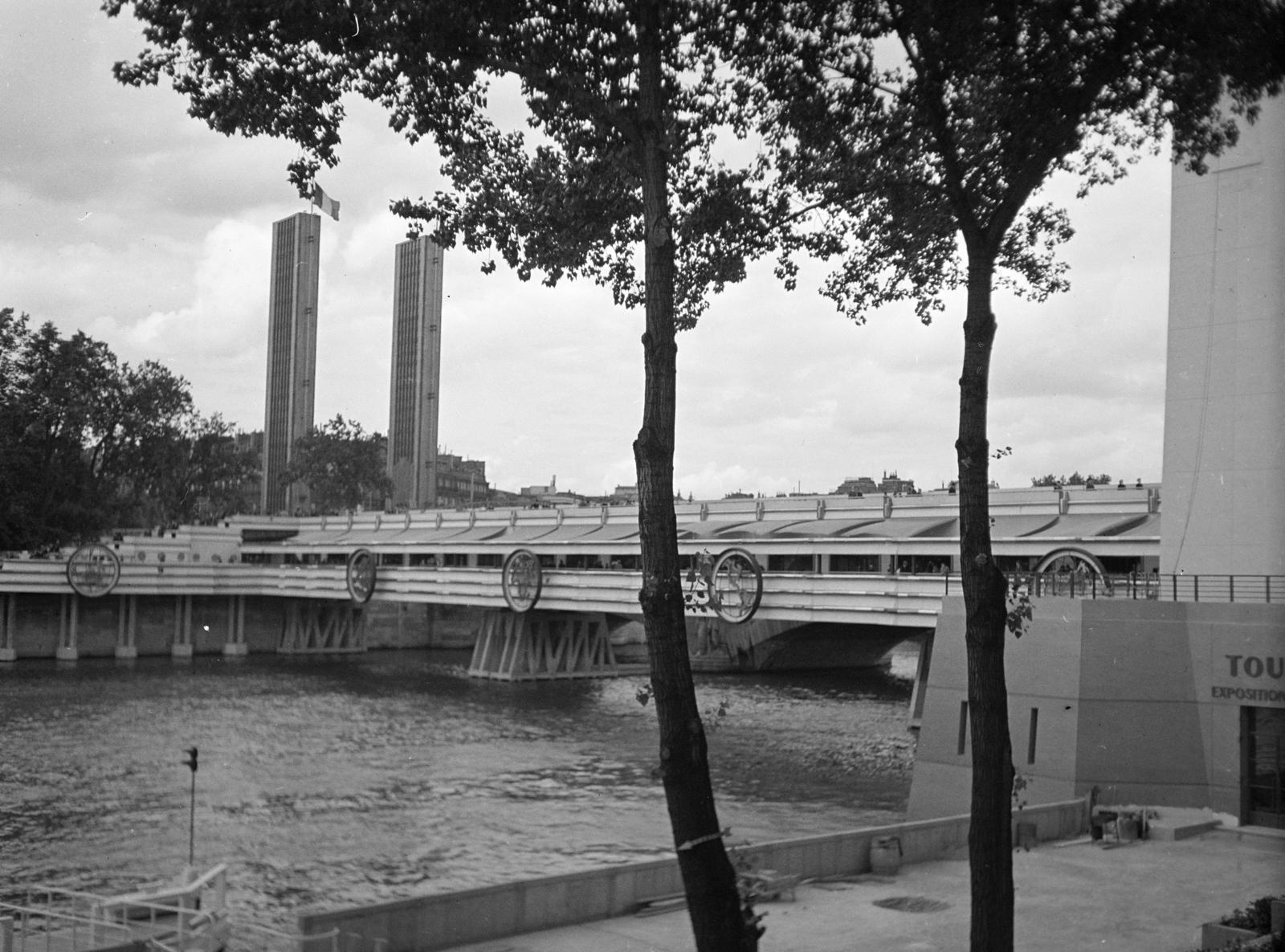 France, Paris, Világkiállítás 1937., a Pont de l'Alma gyalogos hídja a világkiállítás szimbólumaival., 1937, Gara Andor, Fortepan #285338