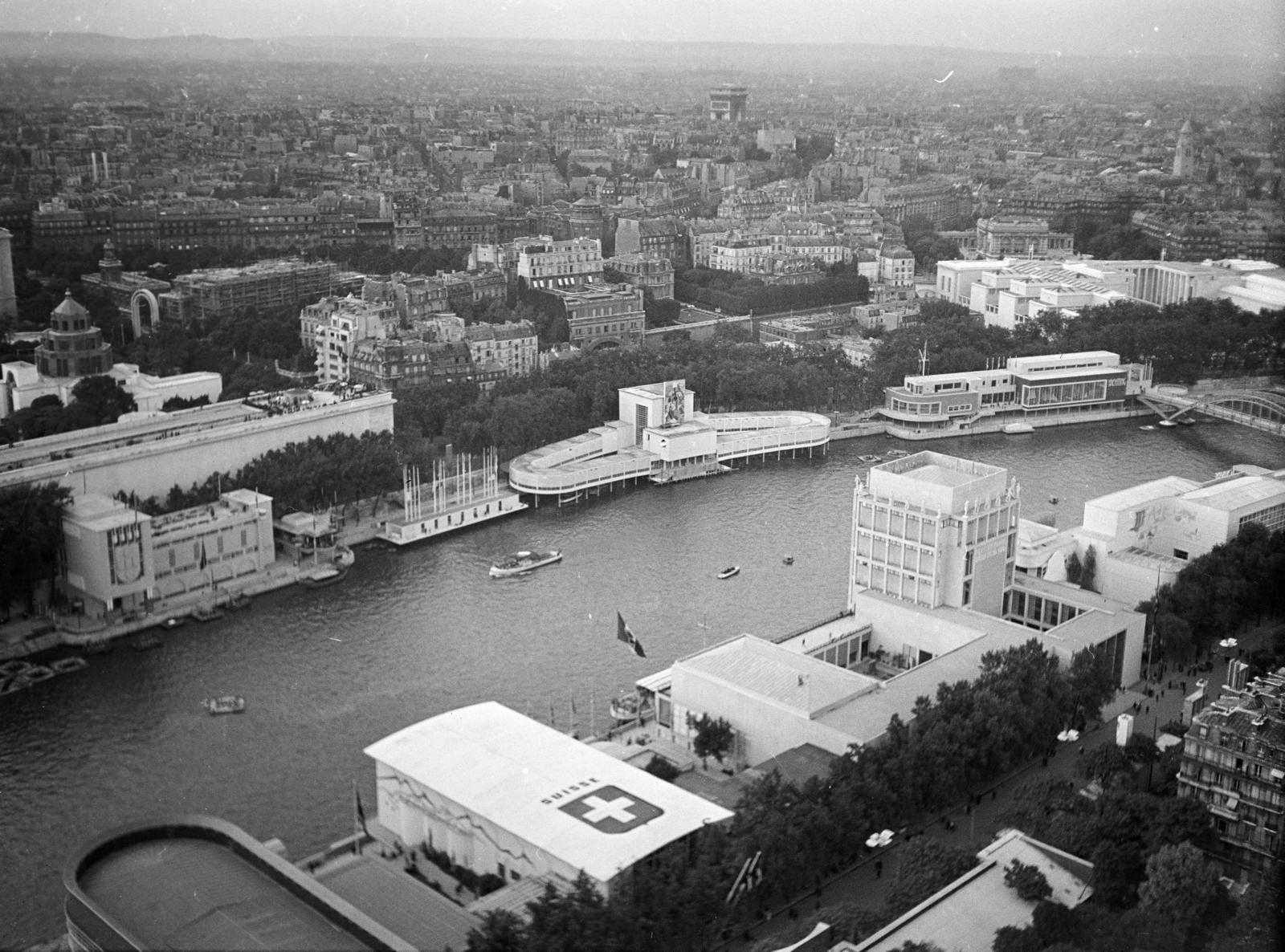 Franciaország, Párizs, Világkiállítás 1937., kilátás az Eiffel-toronyból. A Szajna innenső partján balról jobbra Belgium, Svájc és Olaszország pavilonja, a túlparton a kép közepén a "Higiénia" pavilon, tőle jobbra a "Jacht", balra pedig Portugália pavilonja., 1937, Gara Andor, madártávlat, folyópart, Fortepan #285342