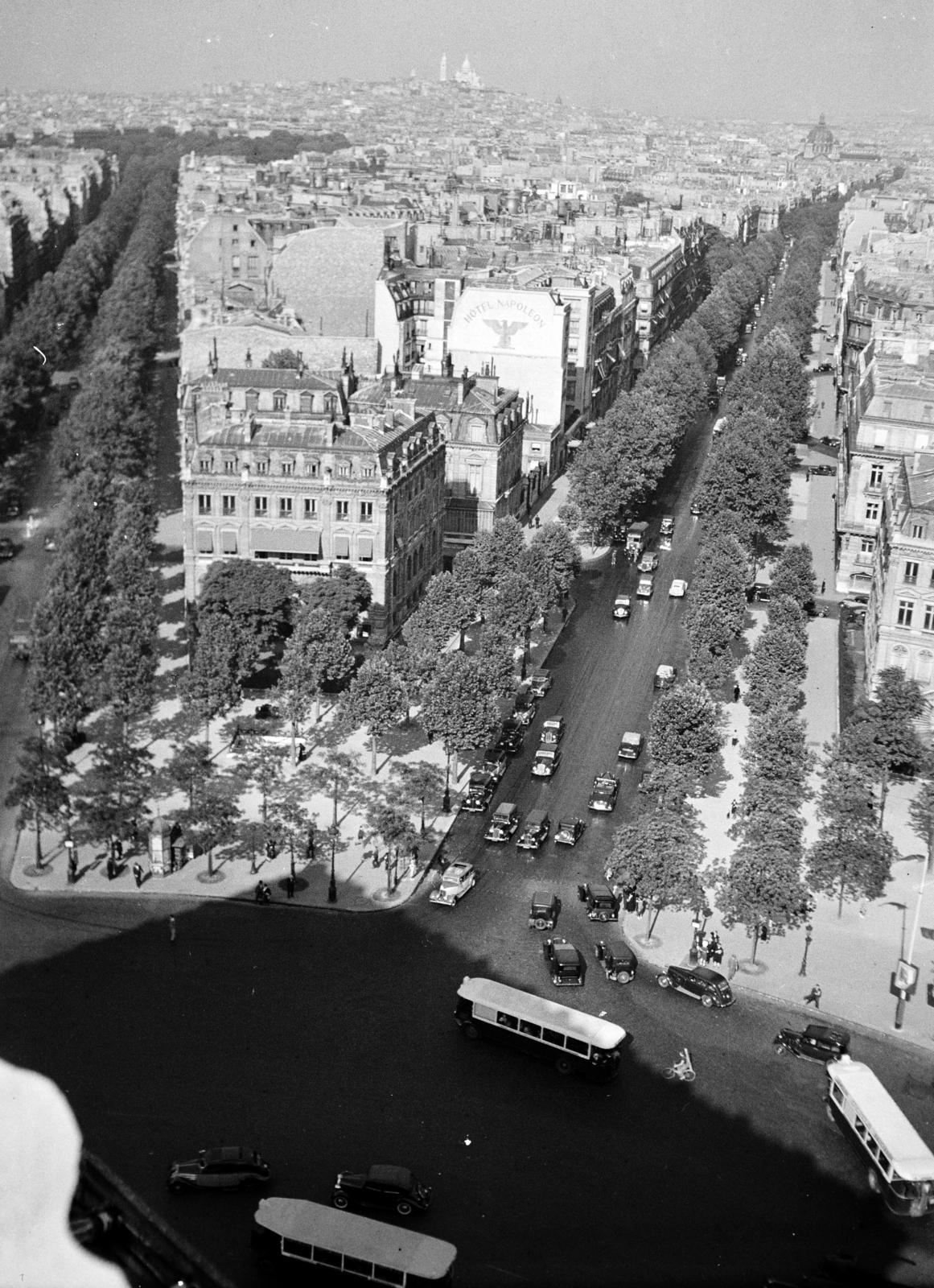 France, Paris, Place Charles de Gaulle (Place de l'Étoile), kilátás a Diadalívről. Balra az Avenue Hoche, jobbra az Avenue Friedland., 1937, Gara család, bird's eye view, alley, avenue, Fortepan #285344