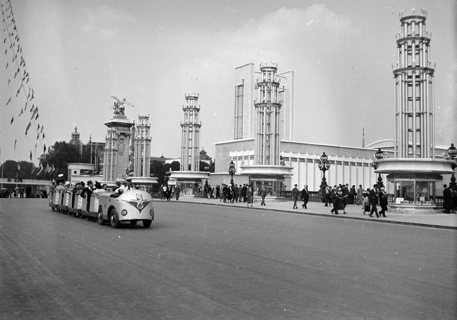 Franciaország, Párizs, Világkiállítás 1937., a Pont Alexandre III, feldíszítve., 1937, Gara Andor, Fortepan #285351