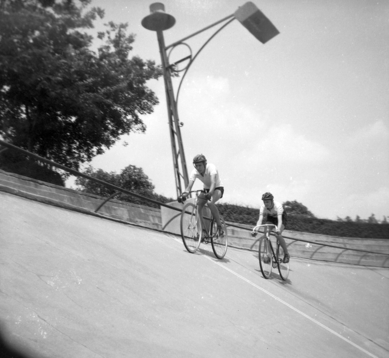 Magyarország, Budapest XIV., Szabó József utca, Millenáris sporttelep., 1958, Fortepan, sport, kerékpár, verseny, Budapest, országúti kerékpár, bukósisak, Fortepan #28537