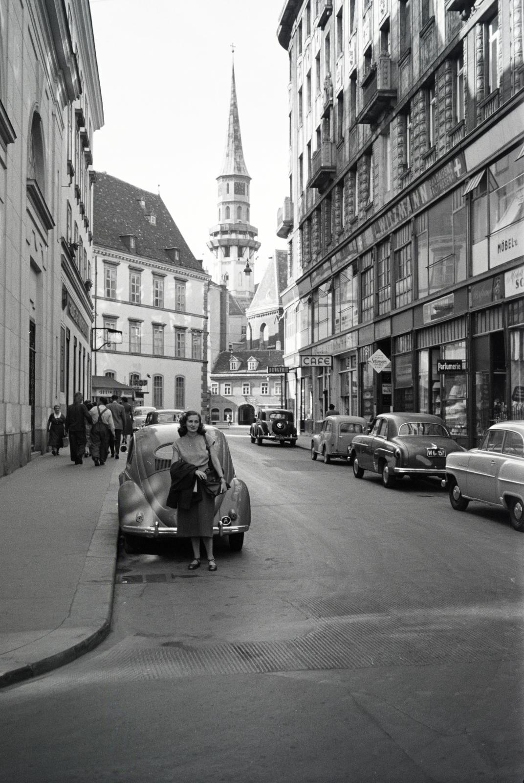 Ausztria, Bécs, Stallburggasse, háttérben a Szent Mihály-templom tornya látszik., 1959, Gara Andor, Fortepan #285375