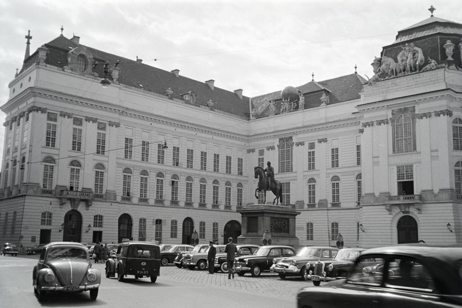 Austria, Vienna, Hofburg, parkoló a Josepfplatz-on, a Nemzeti Könyvtár előtt, jobbra II. József császár lovas szobra., 1959, Gara család, car park, Volkswagen Beetle, Fortepan #285377