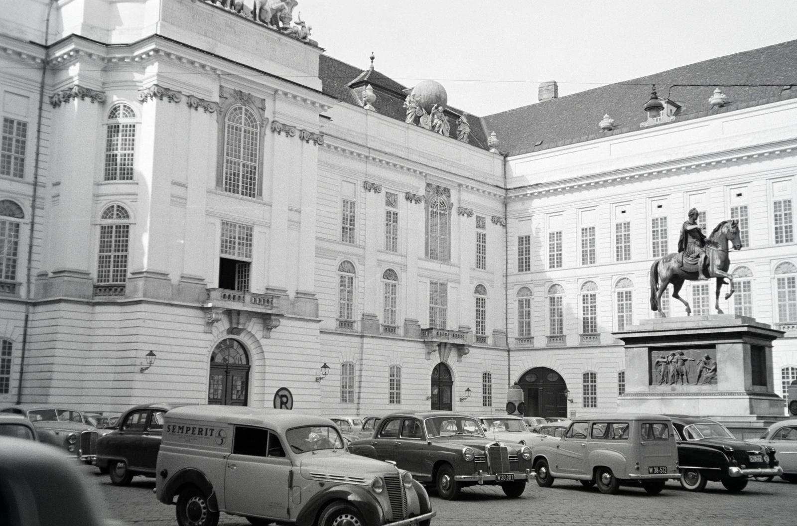 Austria, Vienna, Hofburg, parkoló a Josepfplatz-on, a Nemzeti Könyvtár előtt, jobbra II. József császár lovas szobra., 1959, Gara Andor, car park, untitled, Austin-Brand, Mercedes W120, number plate, Fortepan #285378