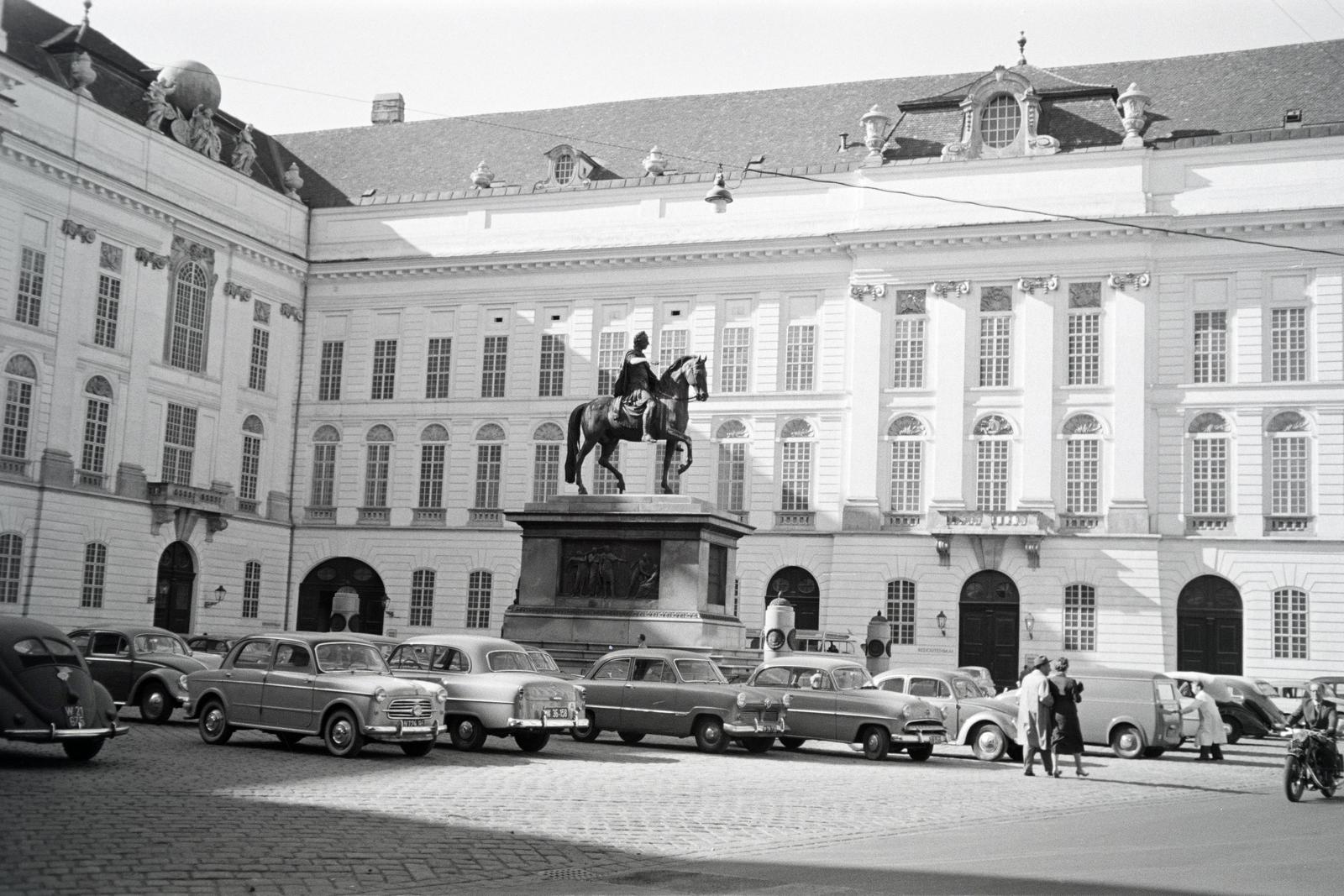 Ausztria, Bécs, Hofburg, parkoló a Josepfplatz-on, a Nemzeti Könyvtár előtt, jobbra II. József császár lovas szobra., 1959, Gara Andor, Fortepan #285380