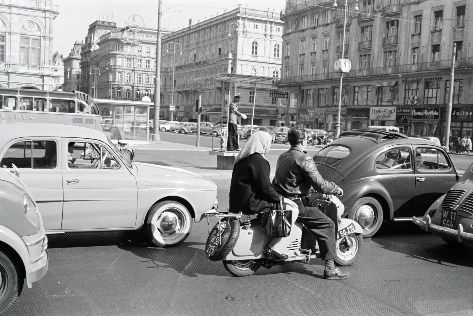 Austria, Vienna, Opernring a Kärntner Strasse felé nézve, balra az Opera., 1959, Gara Andor, Volkswagen Beetle, traffic, scooter, directing traffic, Puch-brand, Puch SR150, Fortepan #285389