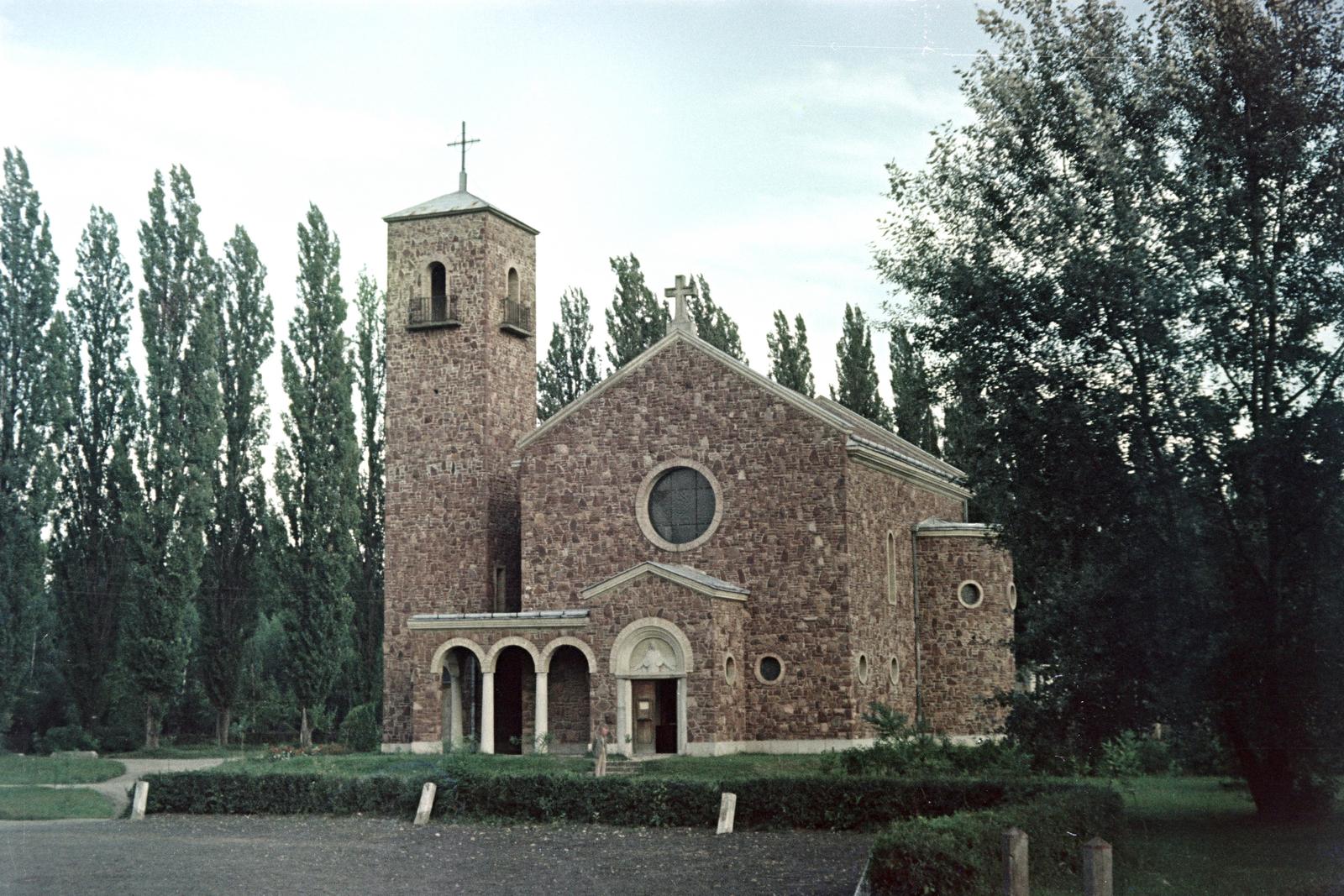 Magyarország, Balatonföldvár, római katolikus templom a vasútállomás mögötti parkban., 1955, Gara Andor, Fortepan #285396