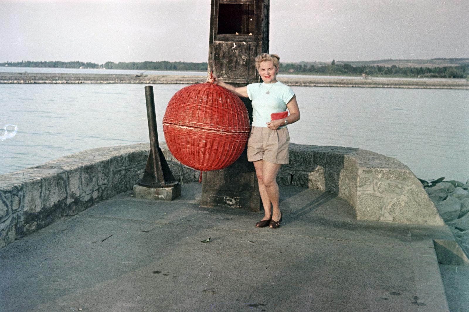 Magyarország, Balatonföldvár, a felvétel a kikötőben, a móló végén lévő viharkosárnál készült., 1955, Gara Andor, viharkosár, színes, Fortepan #285401
