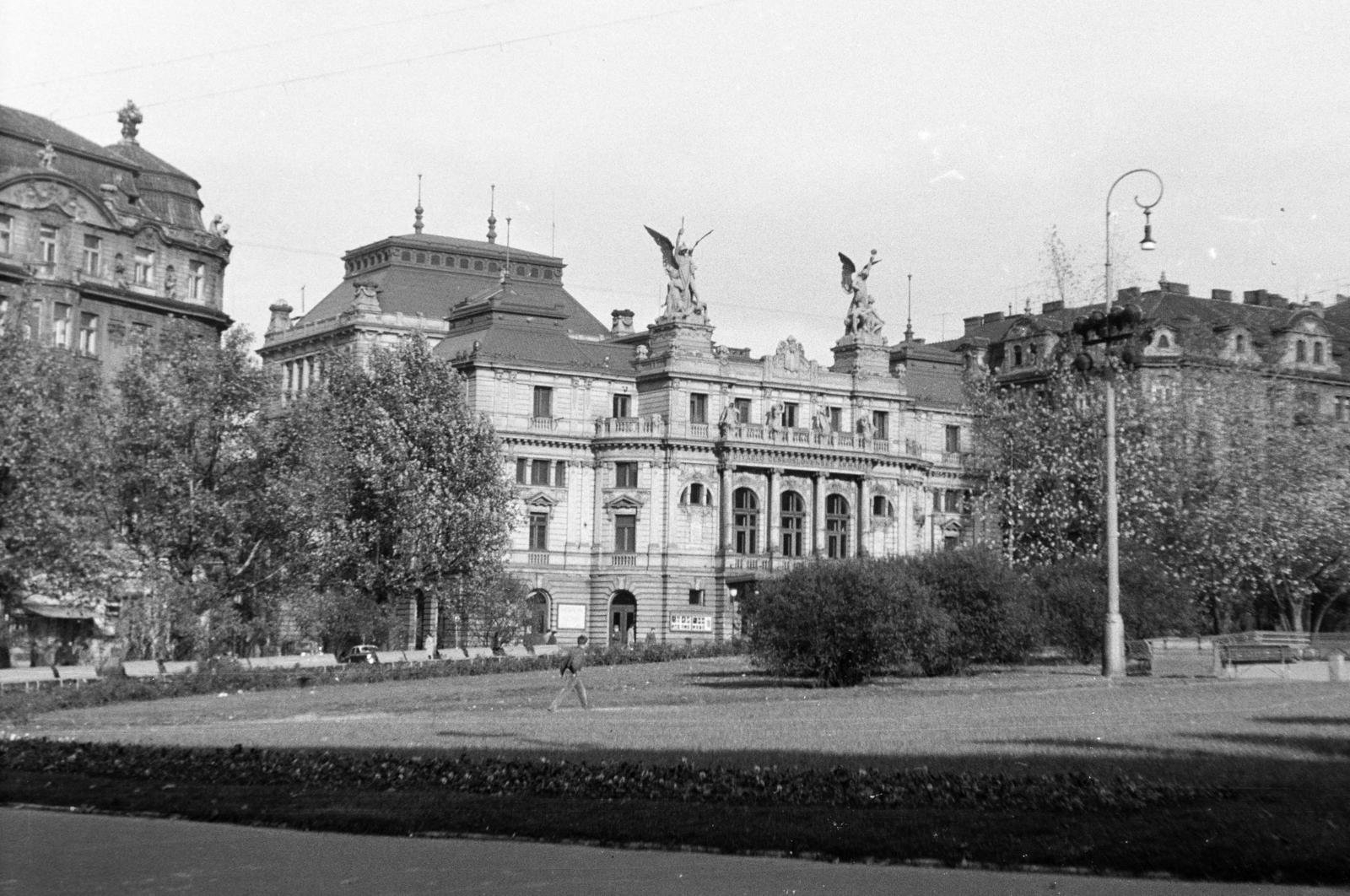 Csehország, Prága, Náměstí Míru, szemben a Divadlo na Vinohradech / Vinohrady Színház (ekkor a Csehszlovák Hadsereg Központi Színháza)., 1955, Gara Andor, Fortepan #285404