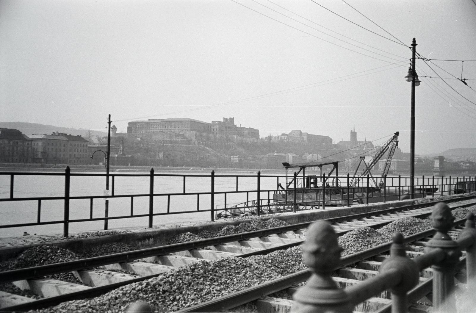 Hungary, Budapest V.,Budapest I., a budai Vár a pesti oldalról a Március 15. tér környékéről nézve., 1955, Gara család, rails, track maintenance, Budapest, Fortepan #285407
