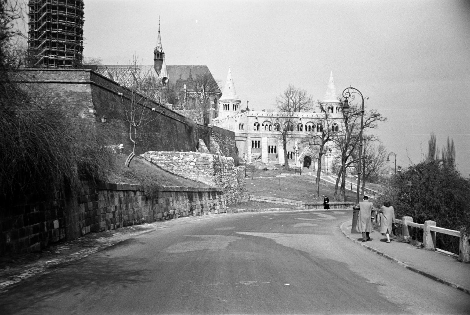 Magyarország, Budapest I., Hunyadi János út, szemben balra a Mátyás-templom és a Halászbástya., 1955, Gara Andor, huszártorony, Budapest, Fortepan #285420