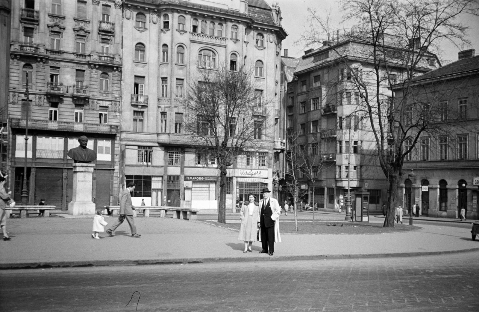 Magyarország, Budapest V., Fővám (Dimitrov) tér, szemben a Váci utca - Só utca sarok., 1955, Gara Andor, Georgi Dimitrov-ábrázolás, Budapest, Fortepan #285424