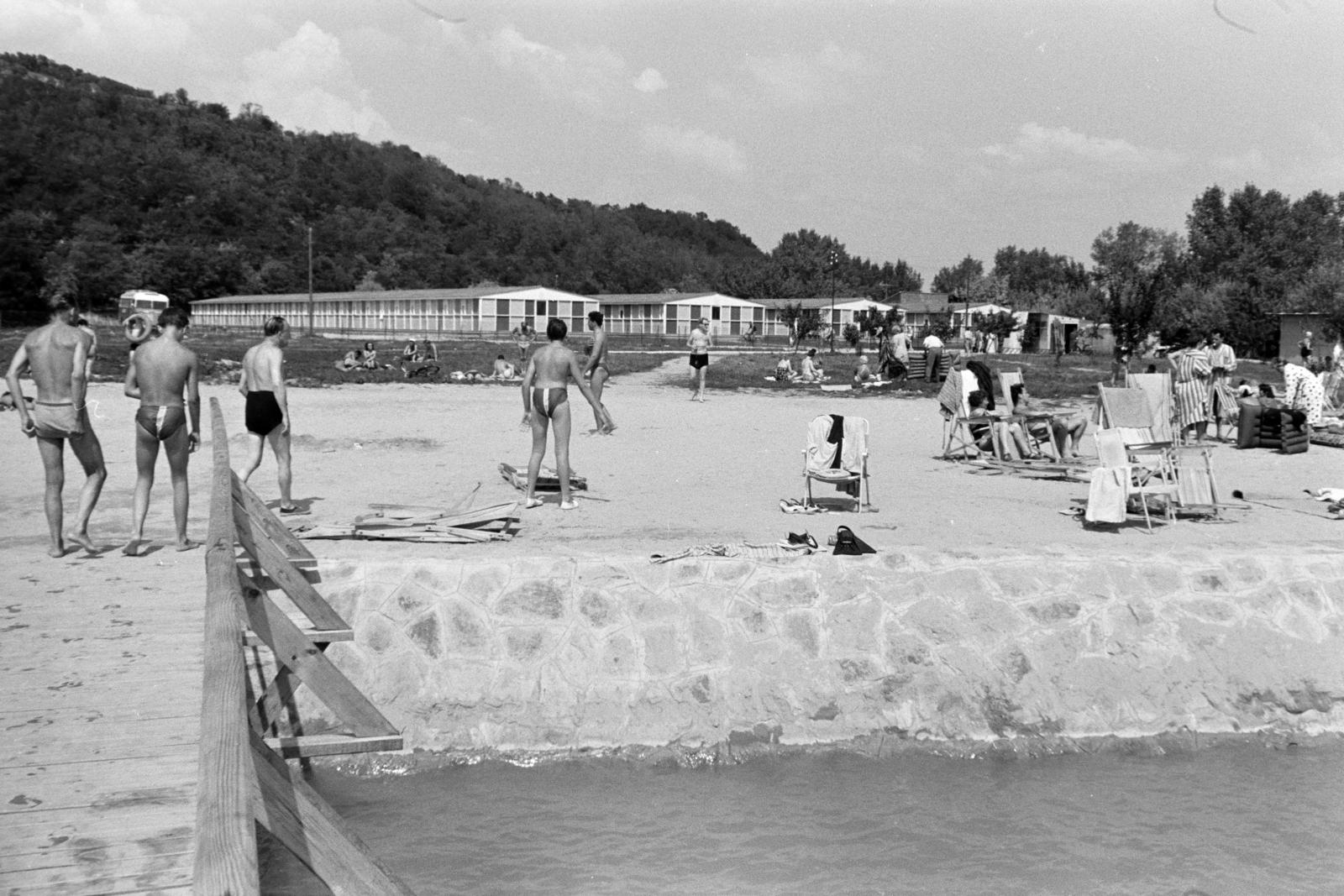 Hungary,Lake Balaton, Tihany, Balaton-part a Motel előtt., 1961, Gara Andor, Fortepan #285432