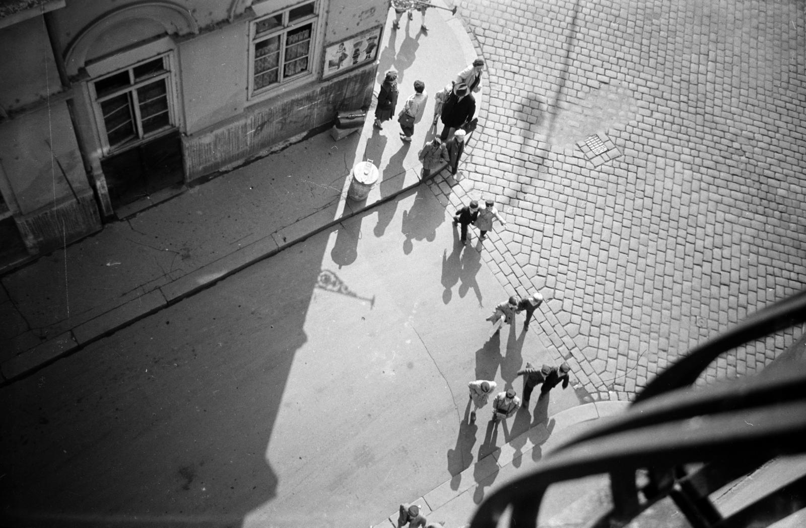 Magyarország, Budapest V., kilátás a Só utca 2-es számú ház erkélyéről a Só utca - Fővám (Dimitrov) tér saroképülete felé., 1960, Gara Andor, Best of, felülnézet, fény-árnyék, Budapest, Fortepan #285450