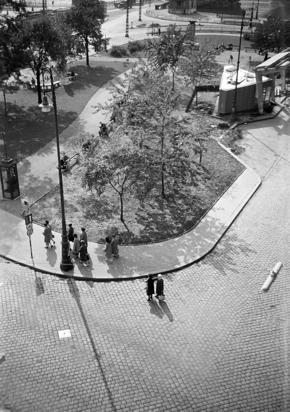 Magyarország, Budapest V., kilátás a Só utca 2-es számú ház erkélyéről a Fővám (Dimitrov) tér és a Szabadság híd hídfője felé.ebből a házból, 1960, Gara Andor, Budapest, Fortepan #285452