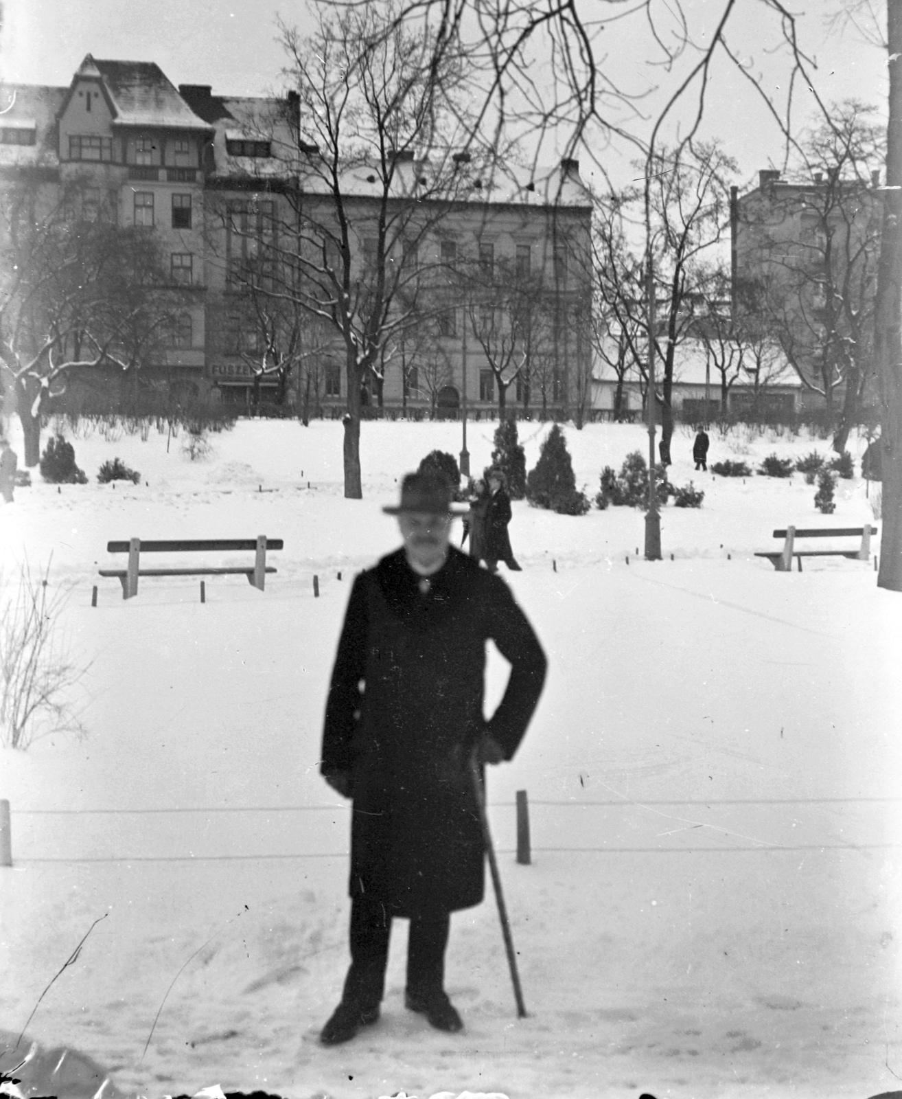 Hungary, Városmajor, Budapest XII., háttérben a Szilágyi Erzsébet fasor (Retek utca) házai., 1930, Fábián Sámuel, portrait, hat, winter, snow, man, bench, walking cane, Budapest, Fortepan #28546