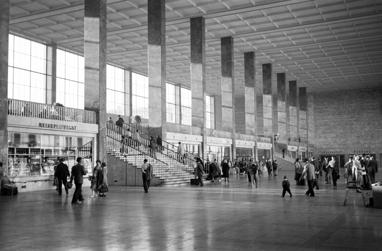 Austria, Vienna, Westbahnhof., 1959, Gara család, airport, waiting room, Fortepan #285471