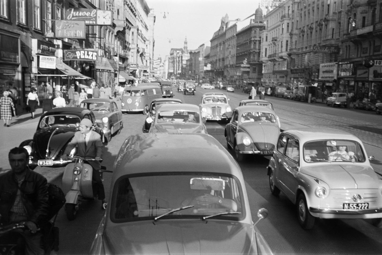 Austria, Vienna, Mariahilfer Straße, a Kaiserstraße - Otto-Bauer-Gasse közötti szakasz házsora. A felvétel a Stafa áruház közelében készült., 1959, Gara Andor, Best of, Volkswagen Beetle, Volkswagen-brand, traffic, Fortepan #285472