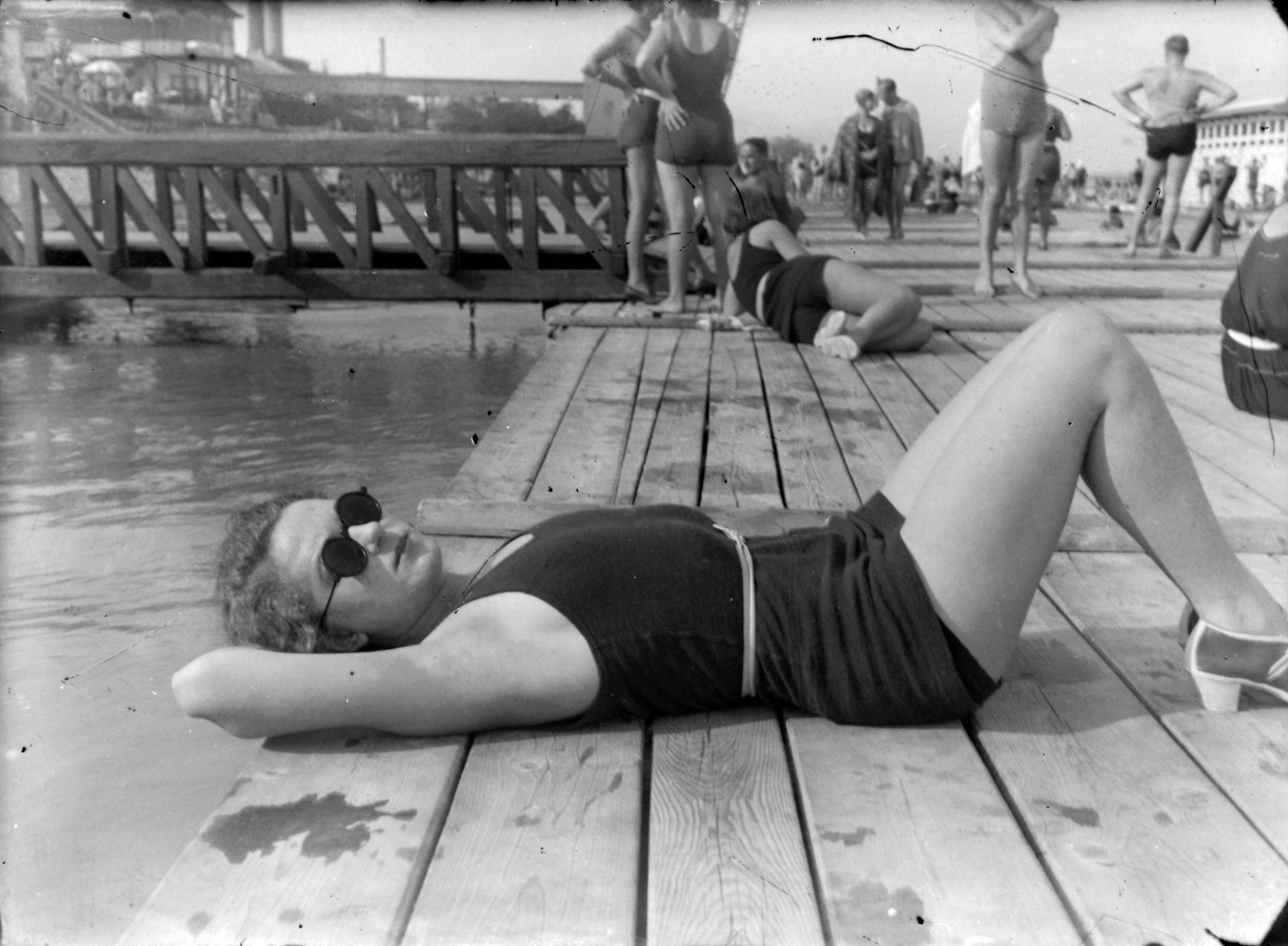 Hungary, Budapest II., Duna strandfürdő az Újlaki rakparton a Sajka utcánál., 1937, Fábián Sámuel, bathing suit, shades, Budapest, Fortepan #28548