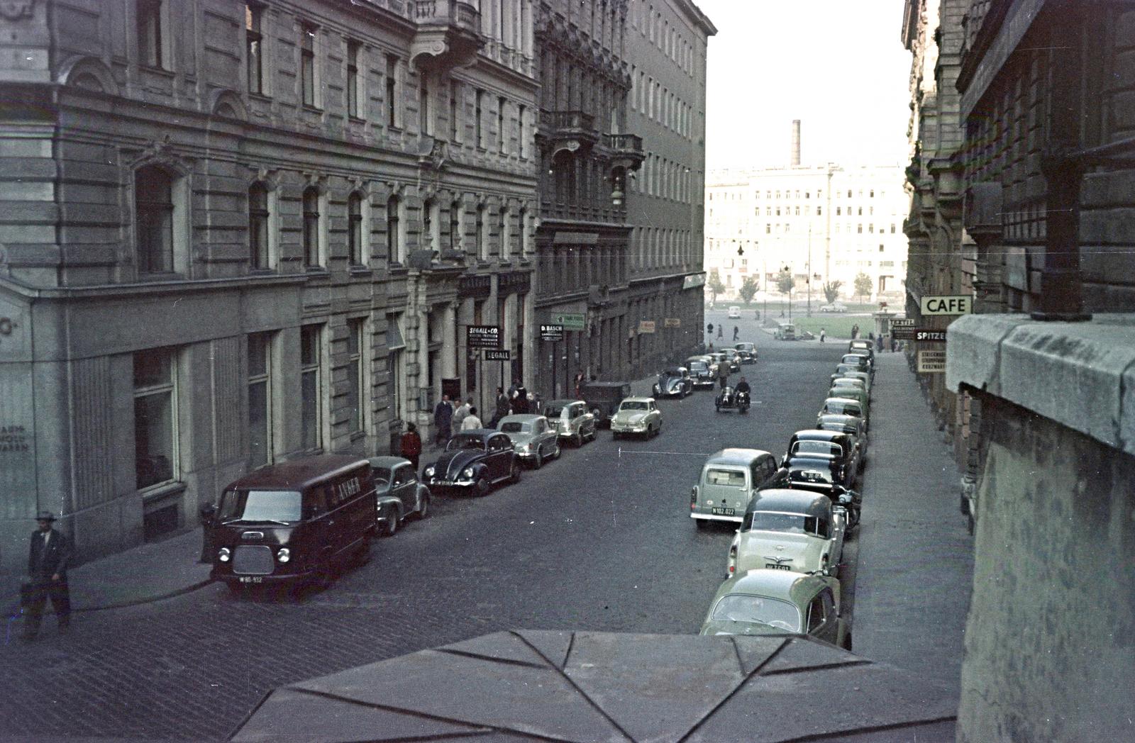 Ausztria, Bécs, Marc-Aurel-Straße, szemben a Duna-csatorna partján az Obere Donaustrasse épületsora látható., 1959, Gara Andor, parkoló, színes, utcakép, Fortepan #285489