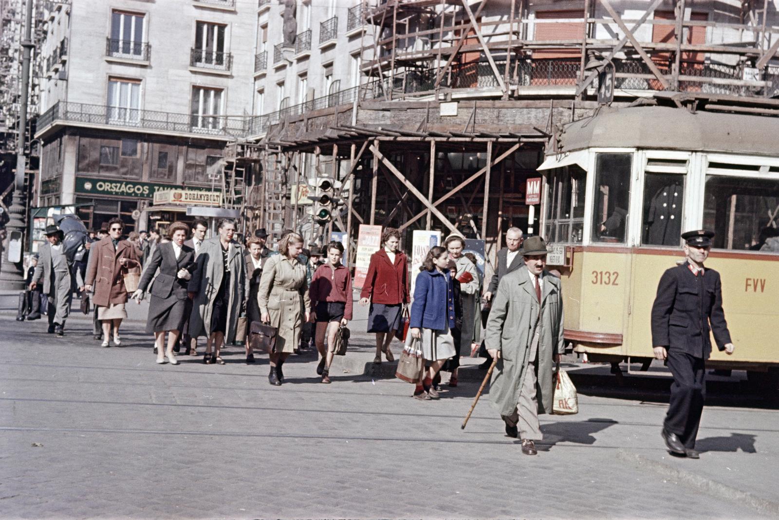 Magyarország, Budapest VII., Astoria kereszteződés, Károly (Tanács) körút - Rákóczi út sarok, háttérben az MTA lakóház., 1957, Gara Andor, Best of, Budapest, Fortepan #285507