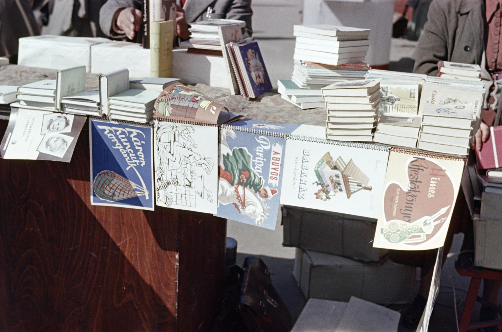 Hungary, Budapest VII., Astoria kereszteződés, Károly (Tanács) körút - Rákóczi út sarok, háttérben az MTA lakóház., 1957, Gara Andor, storybook, book seller, Budapest, Fortepan #285508