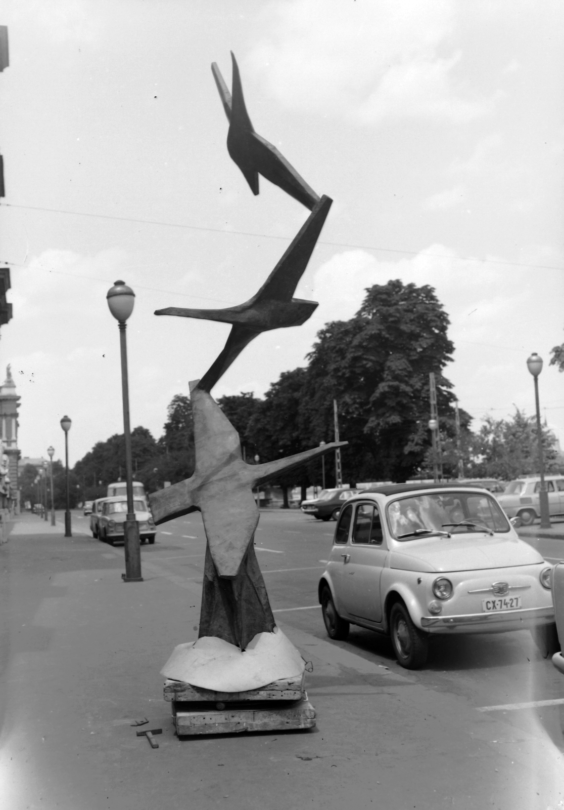 Hungary, Budapest I., Ybl Miklós tér a Várkert Bazár műtermei előtt. Palotai Gyula szobrász alkotása a Vadászati Világkiállításra készült., 1970, Fortepan, sculpture, Fiat-brand, Italian brand, automobile, Budapest, Fortepan #28551