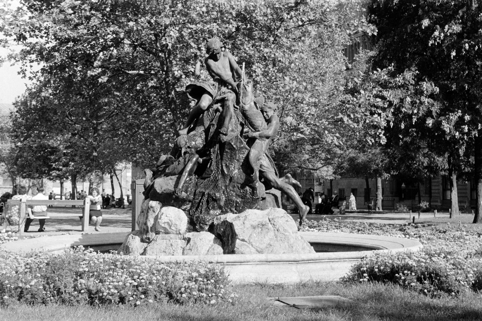 Hungary, Budapest VIII., Rákóczi tér, Halászó gyerekek-díszkút (Senyei Károly 1900.), a budai Várból 1957-ben helyezték ide., 1960, Gara Andor, Budapest, sculptural group, Fortepan #285514