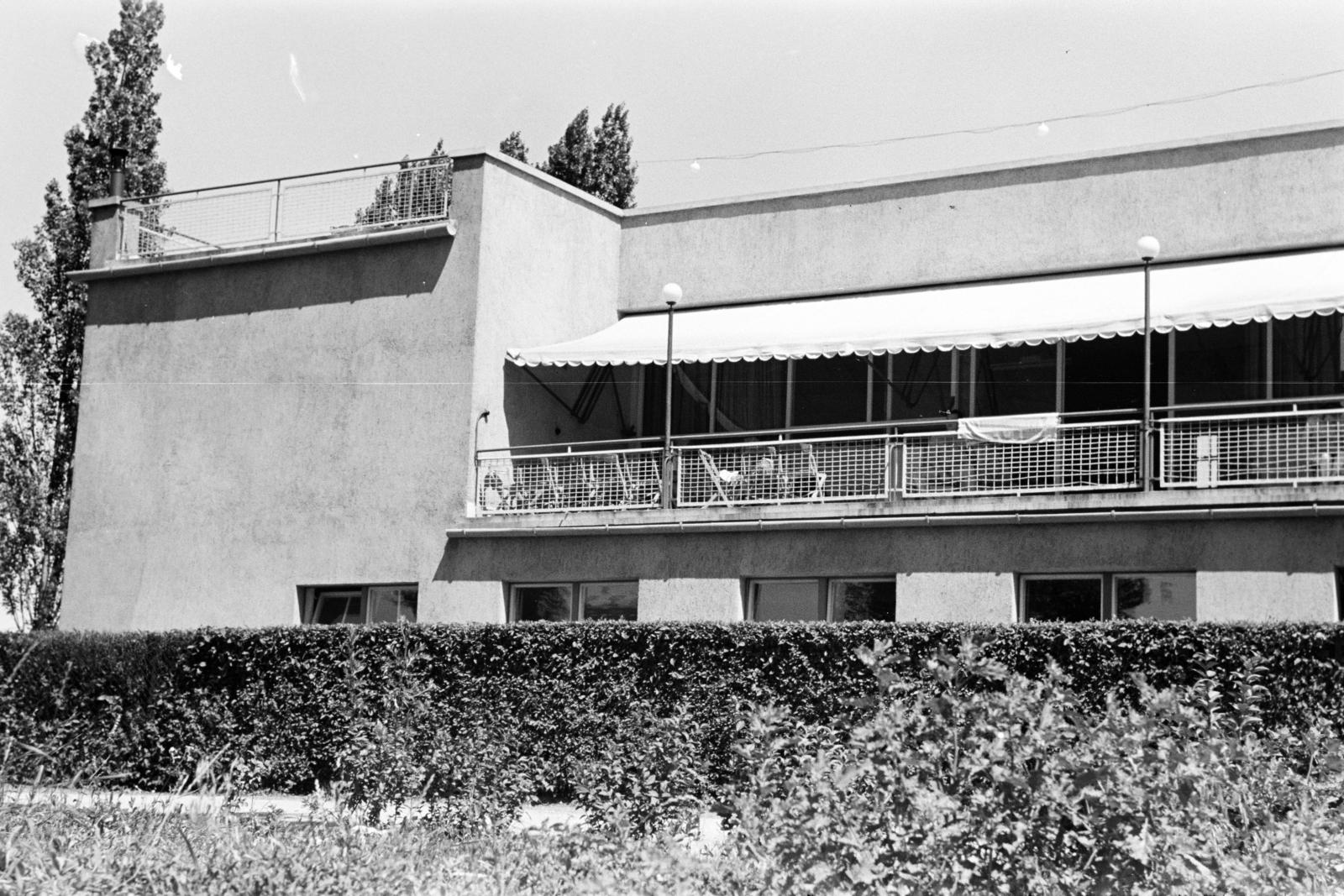 Hungary, Margit Islands, Budapest, Sporttelep (később az ún. évelőkertet alakították ki a helyén), a klubház., 1960, Gara Andor, Fortepan #285522