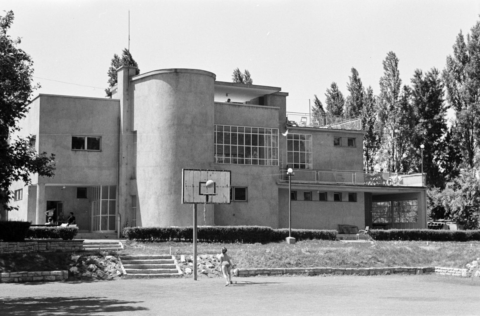Hungary, Margit Islands, Budapest, Sporttelep (később az ún. évelőkertet alakították ki a helyén), a klubház., 1960, Gara Andor, Fortepan #285524