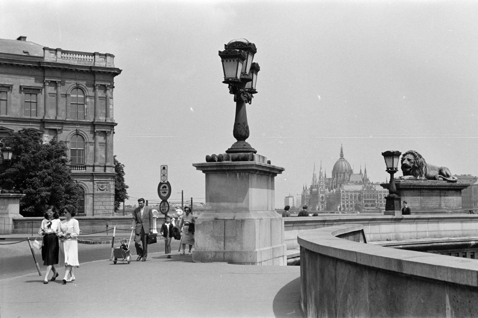 Hungary, Budapest I., Clark Ádám tér, balra a Lánchíd Palota, jobbra a Széchenyi Lánchíd. Háttérben a Parlament., 1960, Gara Andor, candelabra, Budapest, Fortepan #285525