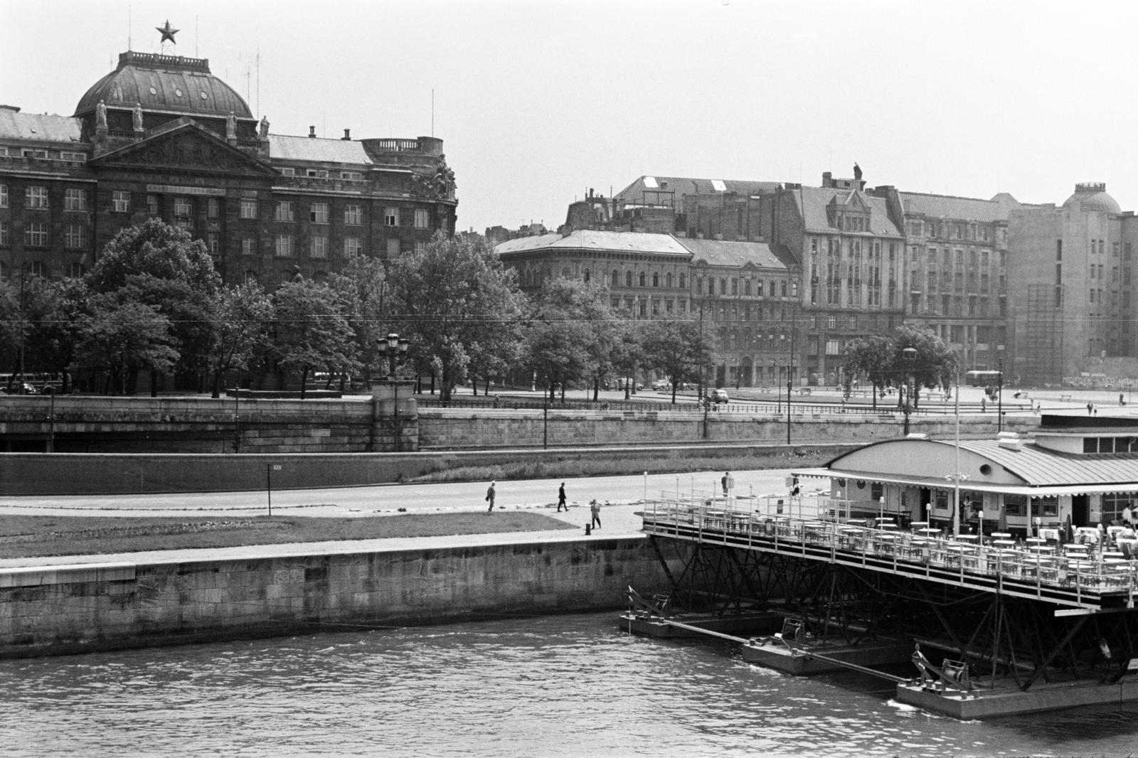 Magyarország, Budapest V., balra a Széchenyi István (Roosevelt) téren a Belügyminisztérium épülete, előtérben a Kék Duna terasz a Széchenyi Lánchíd pesti hídfője mellett az Eötvös térnél., 1960, Gara Andor, vendéglő, rakpart, Duna-part, Budapest, Fortepan #285528