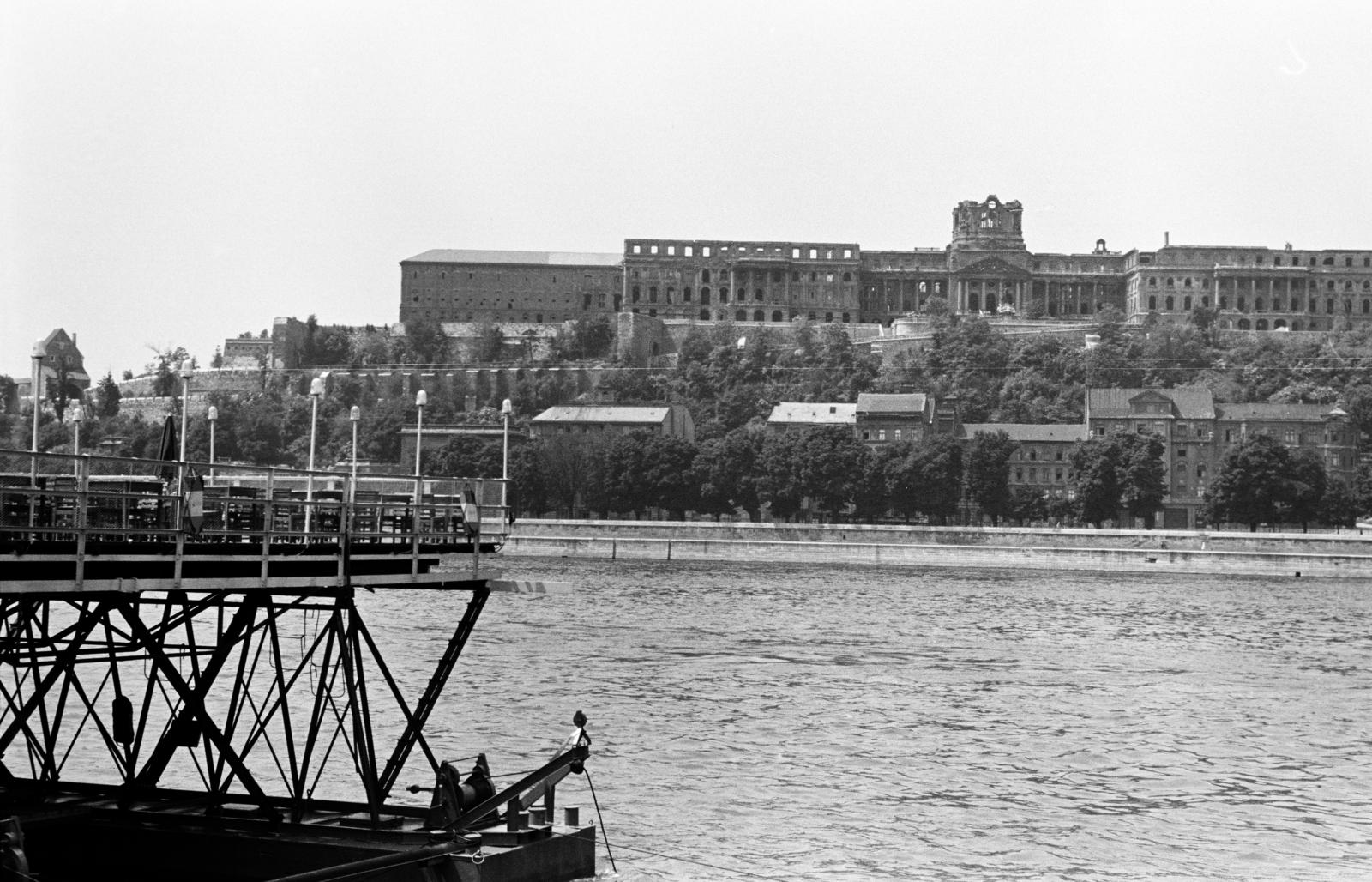 Hungary, Budapest V.,Budapest I., előtérben a Kék Duna terasz a Széchenyi Lánchíd pesti hídfője mellett, az Eötvös térnél, szemben a romos Budavári Palota (korábban Királyi Palota)., 1957, Gara család, restaurant, wharf, Danube's shore, Budapest, Fortepan #285532