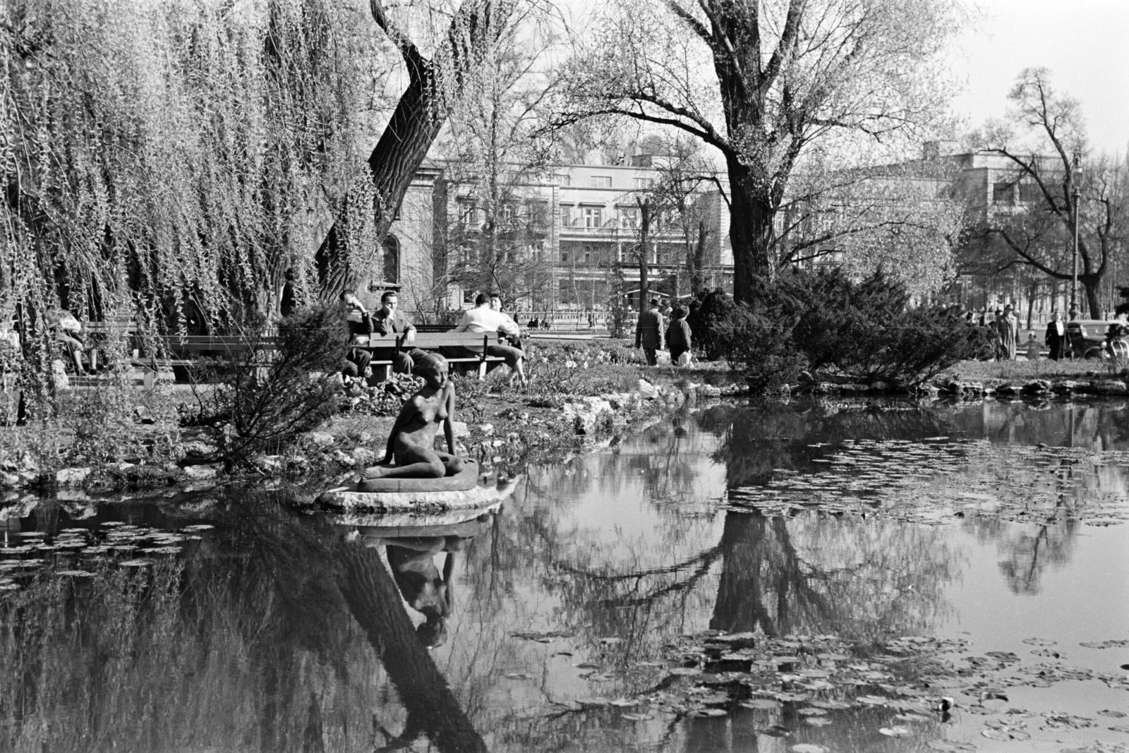 Magyarország, Margitsziget, Budapest, Japánkert, halastó, háttérben a Margitszigeti Nagyszálló., 1960, Gara Andor, Fortepan #285541