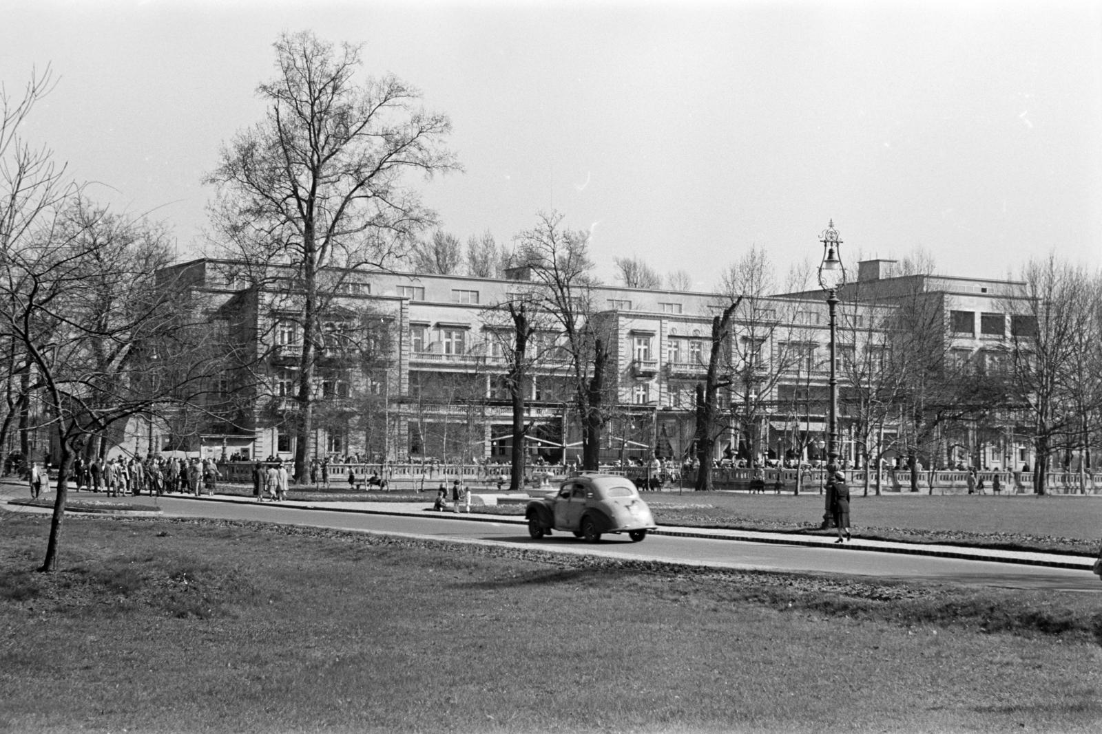 Magyarország, Margitsziget, Budapest, Margitszigeti Nagyszálló., 1960, Gara Andor, Skoda 1101/1102 Tudor, Fortepan #285542