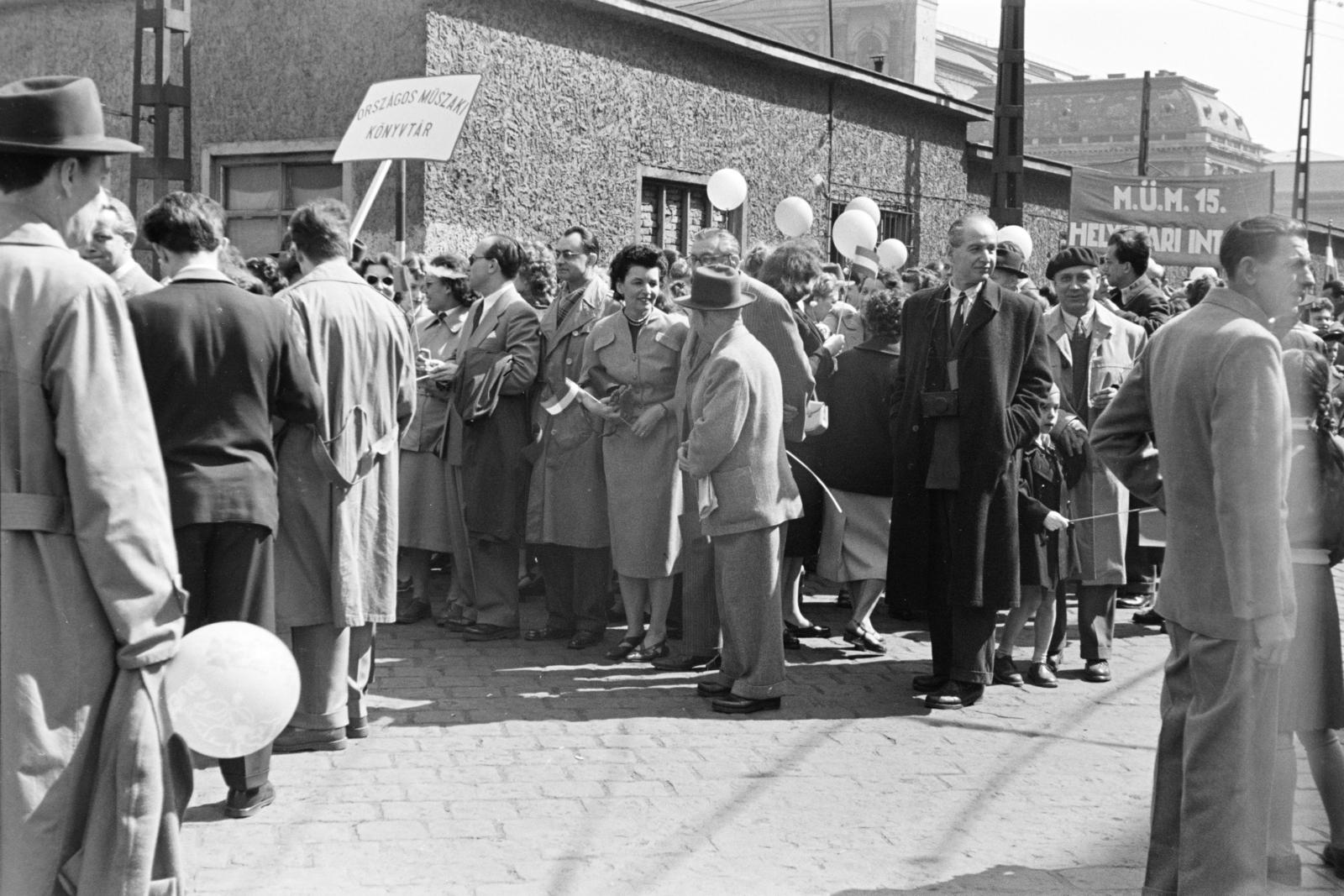 Hungary, Budapest VIII., Baross tér, május 1-i felvonulás résztvevői mögött a metróépítés területe és a Keleti pályaudvar épülete., 1959, Gara Andor, Budapest, Fortepan #285552