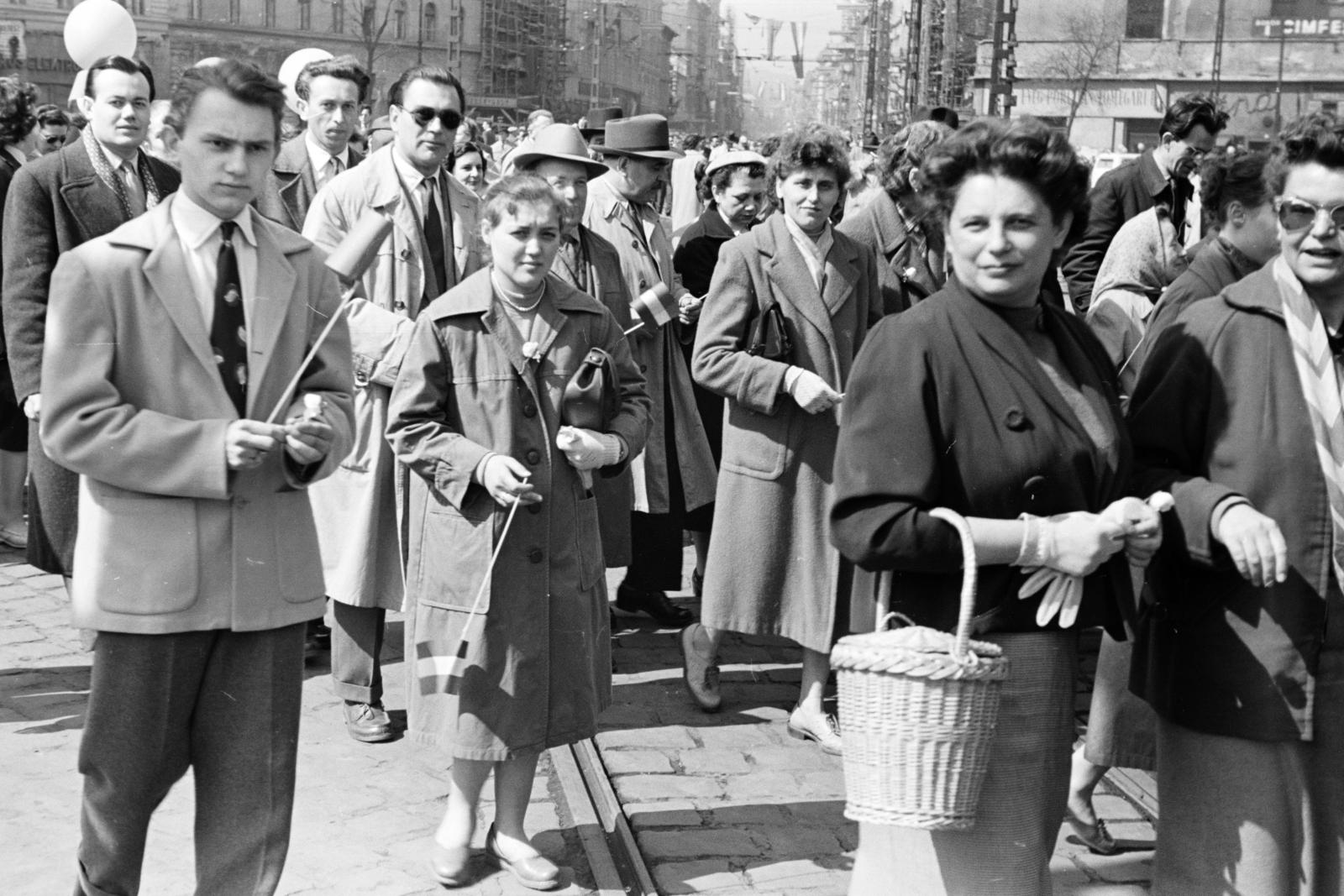 Magyarország, Budapest VII.,Budapest VIII., Baross tér, háttérben a Rákóczi út, május 1-i felvonulás résztvevői., 1959, Gara Andor, Budapest, Fortepan #285555