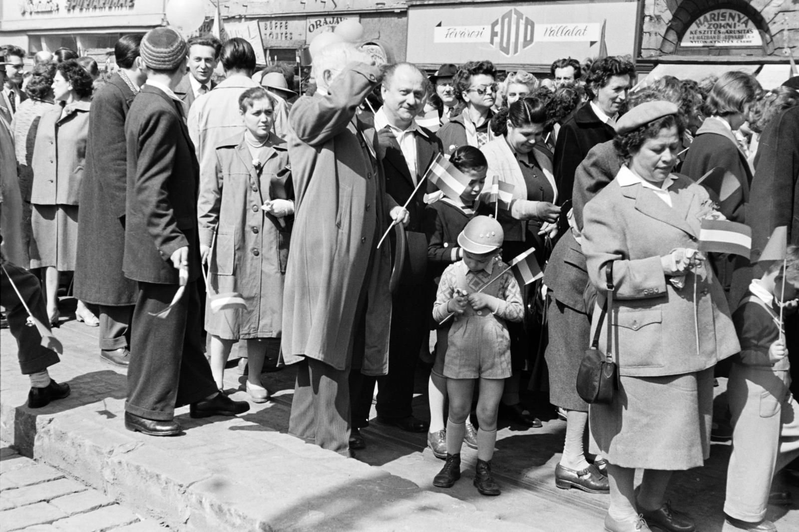 Hungary, Budapest VII., Baross tér, május 1-i felvonulás résztvevői a Rottenbiller utca - Bethlen Gábor utca közötti házsor előtt., 1959, Gara Andor, Budapest, Fortepan #285557