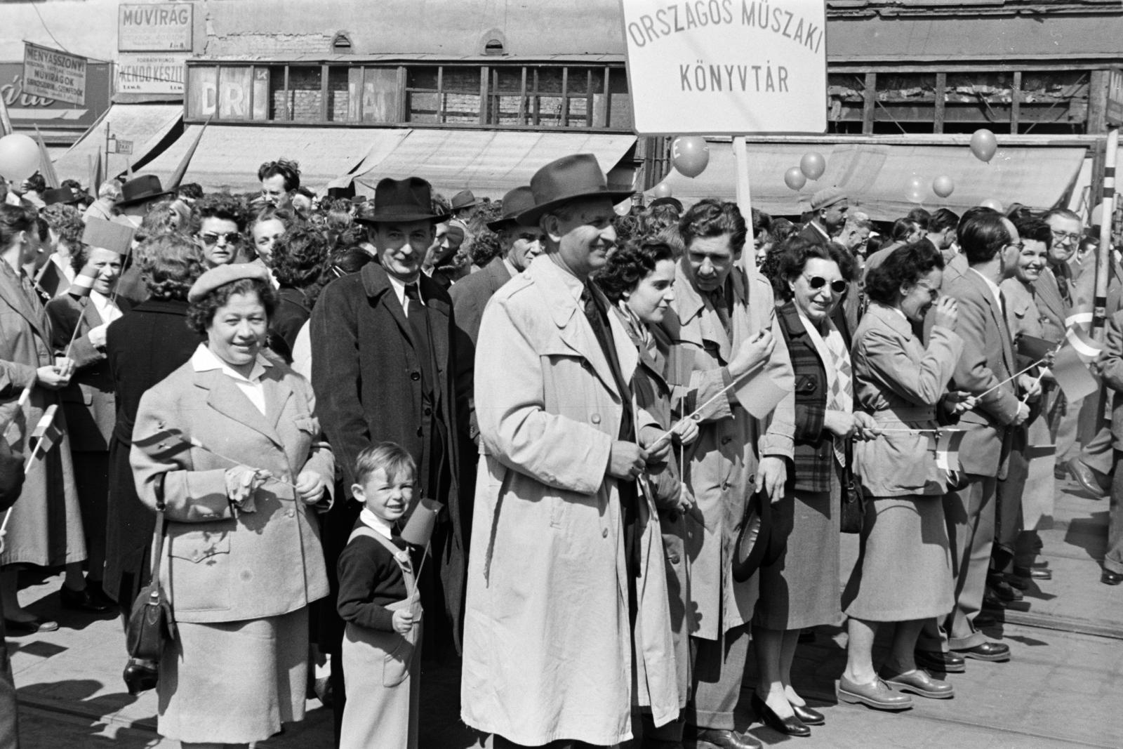 Hungary, Budapest VII., Baross tér, május 1-i felvonulás résztvevői a Rottenbiller utca - Bethlen Gábor utca közötti házsor előtt., 1959, Gara Andor, Budapest, Fortepan #285559