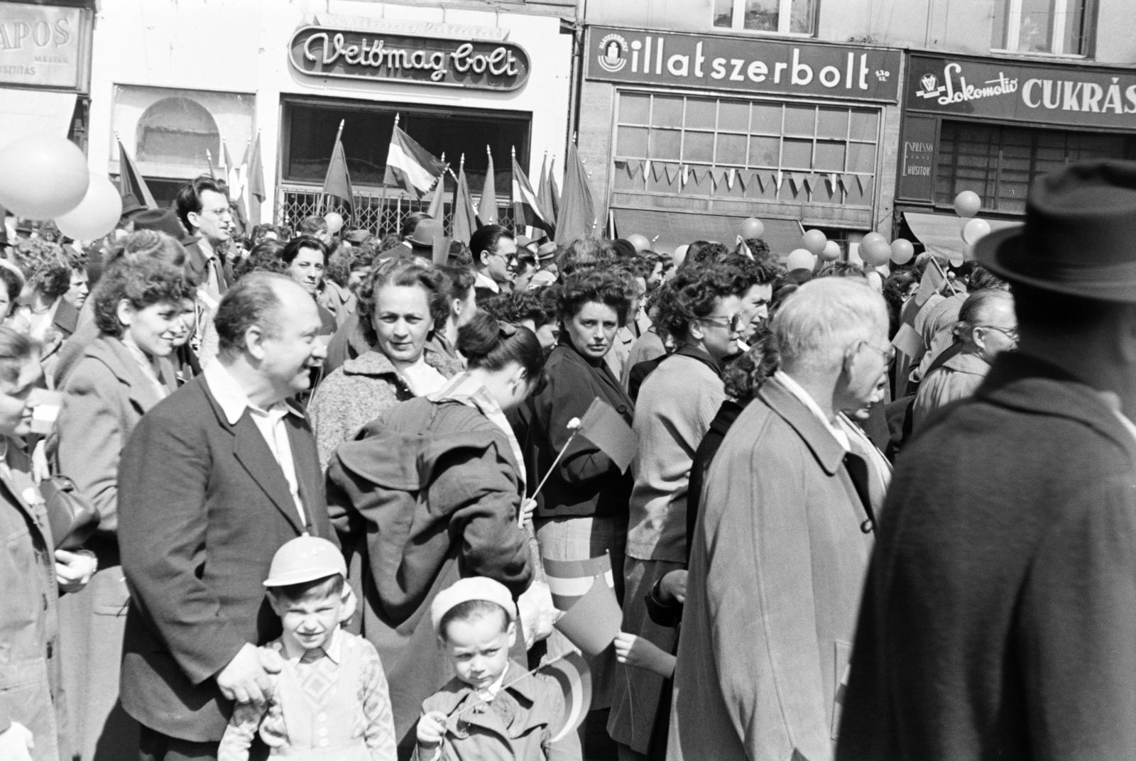 Hungary, Budapest VII., Baross tér, május 1-i felvonulás résztvevői a Rottenbiller utca - Bethlen Gábor utca közötti házsor előtt., 1959, Gara Andor, Budapest, Fortepan #285562